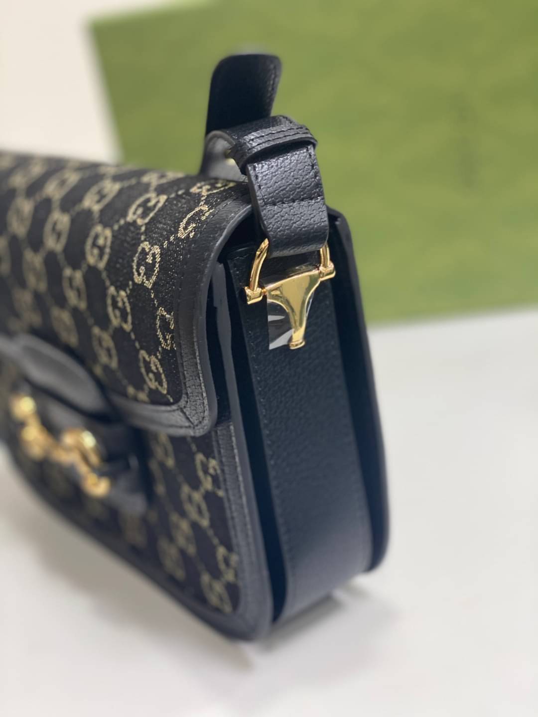 GUCCI Horsebit 1955 shoulder bag กระเป๋าสะพายสุดหรู ผ้า GG เดนิมแจ็คการ์ด ดีไซน์ร่วมสมัยผ่านการออกแบบใหม่ด้วยผ้าเดนิม ถ่ายทอดความรู้สึกเกี่ยวกับการละทิ้งกฎเกณฑ์เดิมๆ ของแฟชั่นผ่านการออกแบบ โดยแบรนด์ถ่ายทอดแนวคิดที่ว่าชิ้นงานควรอยู่เหนือกาลเวลา