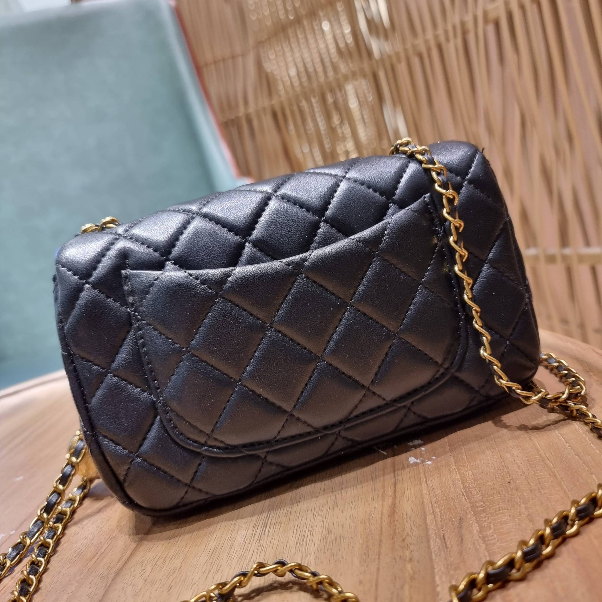 VIP 🥂 เซ็ทคือที่สุดของความคุ้ม CHANEL GIFT BOX SET สุดหรูชวนให้สะสม สุดยอดไอเท็มหายากพร้อมเสิร์ฟครบชุด สุดคุ้ม มาพร้อมกระเป๋าสะพายถึง 2 ใบ สุดหรูลิมิเต็ด จับคู่รุ่นยอดฮิต และที่พิเศษยังมีน้ำหอมตัวท็อปมาให้อีก chanel no.5 ที่แสนจะเย้ายวน ในขนาด 7.5