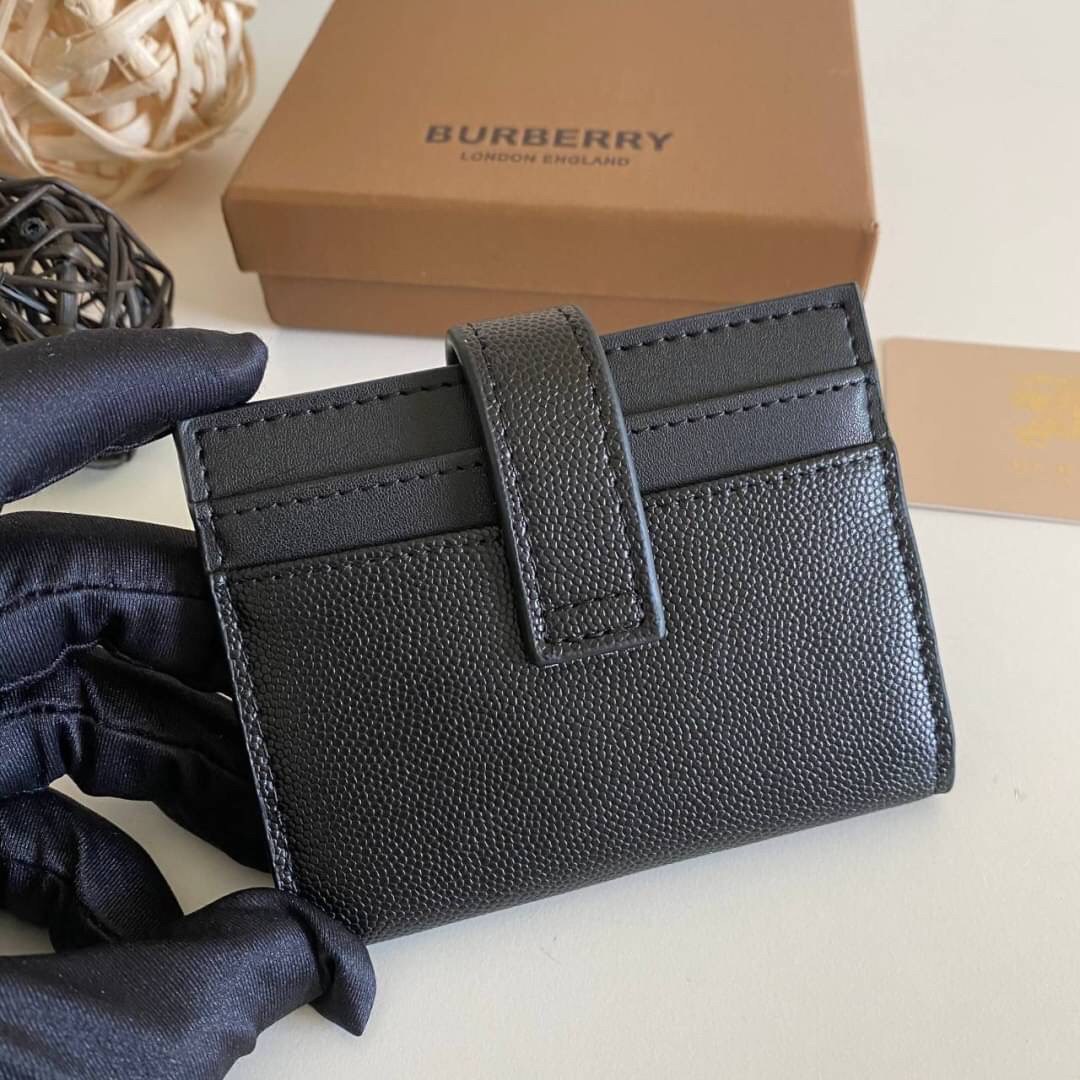 VIP GIFT 】Burberry Card Holder กระเป๋าเก็บบัตร สีดำสวยคลาสสิก หนังคาเวียร์ ขนาดพกพาสะดวก ปั้มโลโก้ทองเรียบหรู เหมาะมากสำหรับใครที่ พกบัตรต่างๆเยอะๆ ง่ายๆแค่ใบนี้ใบเดียวเอาอยู่จ้า สวยหรู มาพร้อมกล่อง สามารถซื้อเป็นของขวัญ หรือจะซื้อใช้เองก็ได้เลย!!