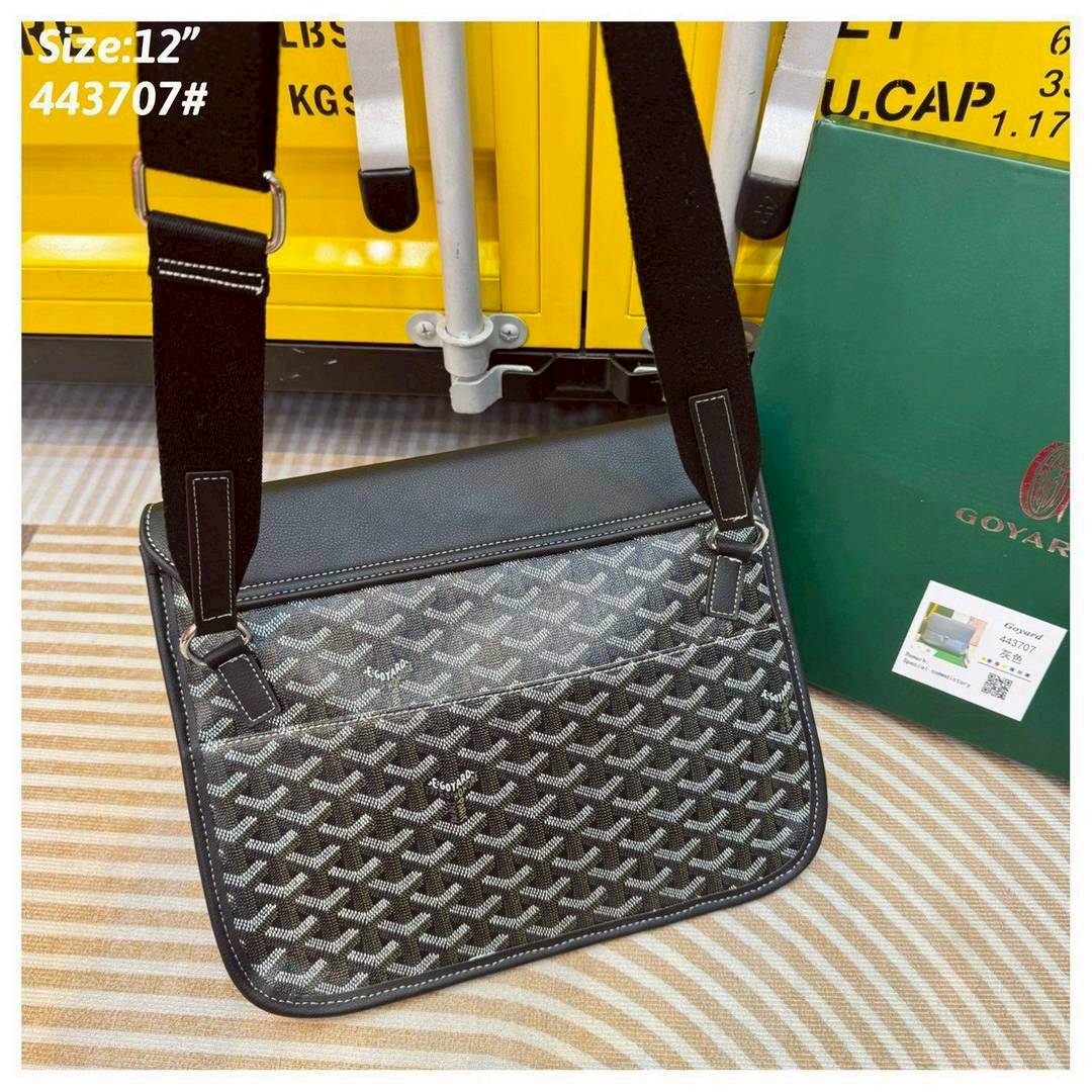 Goyard Coursier Messenger bag กระเป๋าแมสเซ็นเจอร์ดีไซน์ใหม่ กะทัดรัดใช้งานได้อย่างคล่องตัว เหมาะมากสำหรับสายสปอร์ต ที่สุดของความหรูตอบโจทย์การใช้งาน ใบจริงสวยงามตามรูปค่ะ