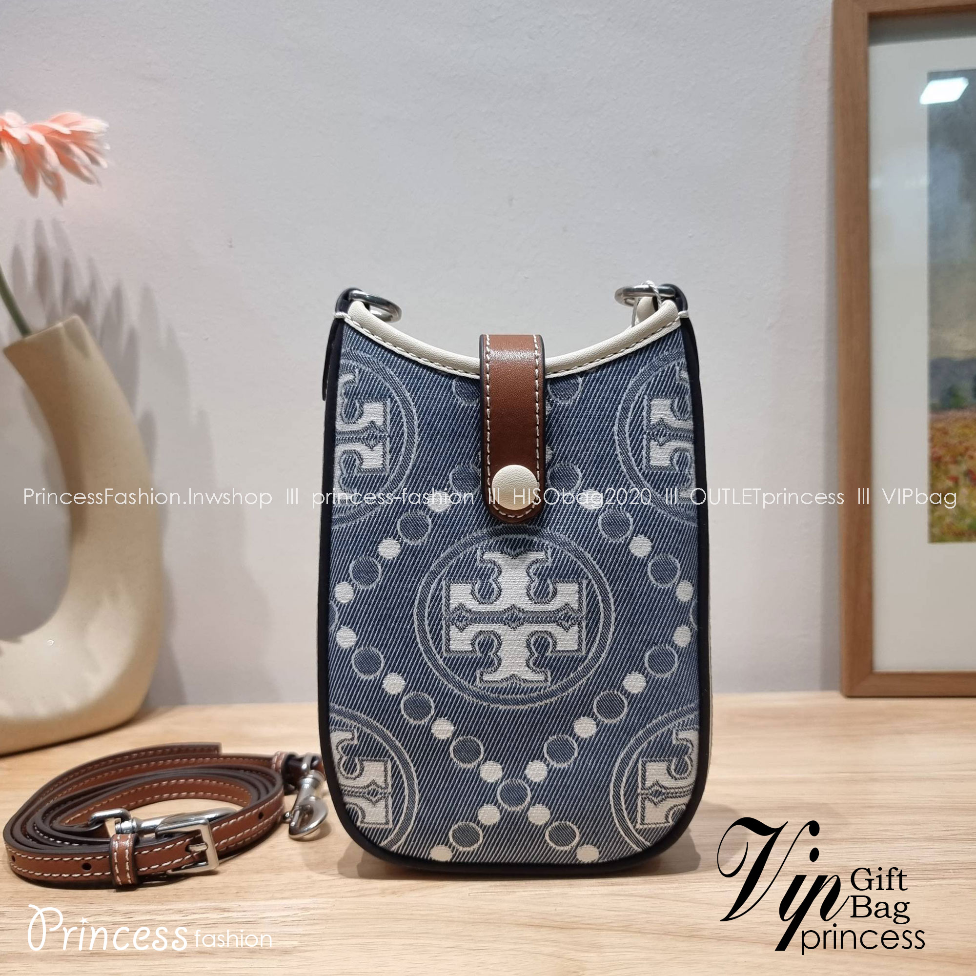 TORY BURCH T MONOGRAM DENIM PHONE CROSSBODY คอลเลคชั่นใหม่รับซัมเมอร์นี้ กับกระเป๋าสะพายข้างถนอมโทรศัพท์ ดีไซน์โทนสีฟ้า สวยคม วัสดุผ้าเดนิมตัดสลับหนัง