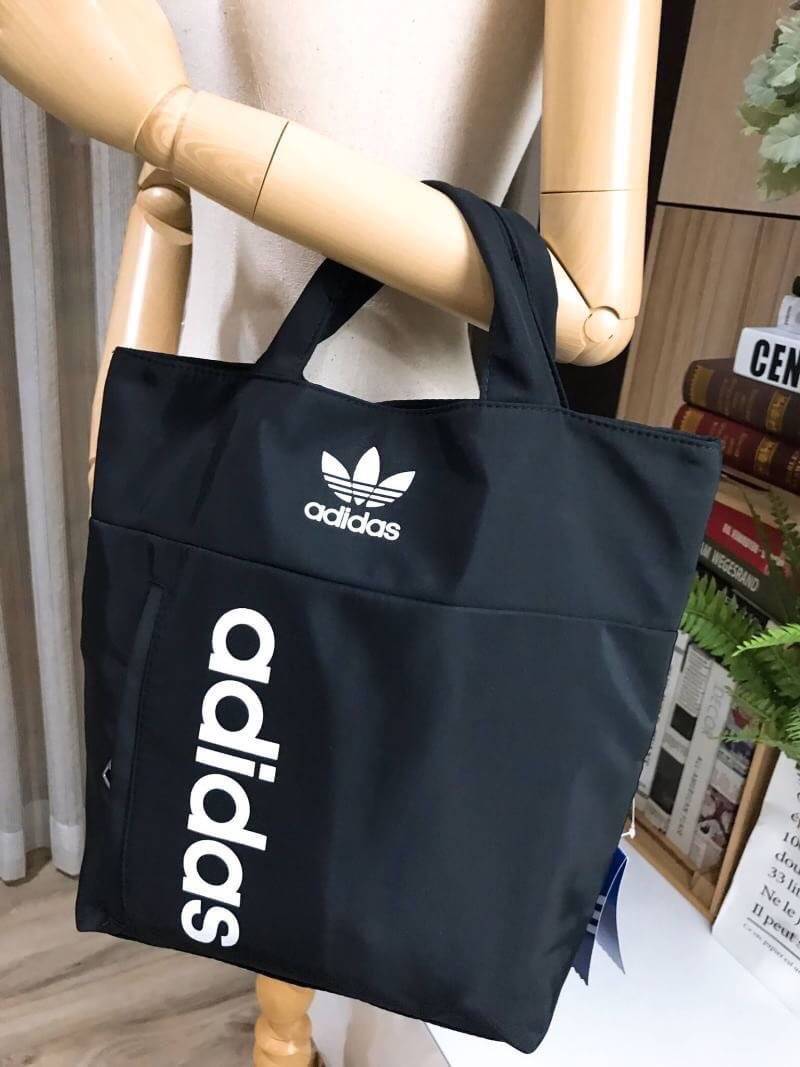 ADIDAS 2WAY MINI BACKPACK กระเป๋าเป้หรือสะพาย2Wayสไตล์ Sport ขนาดมินิ น้ำหนักเบา ด้านหน้ามีโล้โก้และช่องซิป เปิดปิดด้วยซิปสะดวกใช้ ภายในมีช่องใส่ของ หูจับถนัดมือ สายสะพายเลื่อนปรับได้ สามารถถือหรือสะพายเป็นเป้ได้ ใช้ได้ทั้งชายหญิง ไอเท็มใหม่ราคาสุดคุ้ม! ห