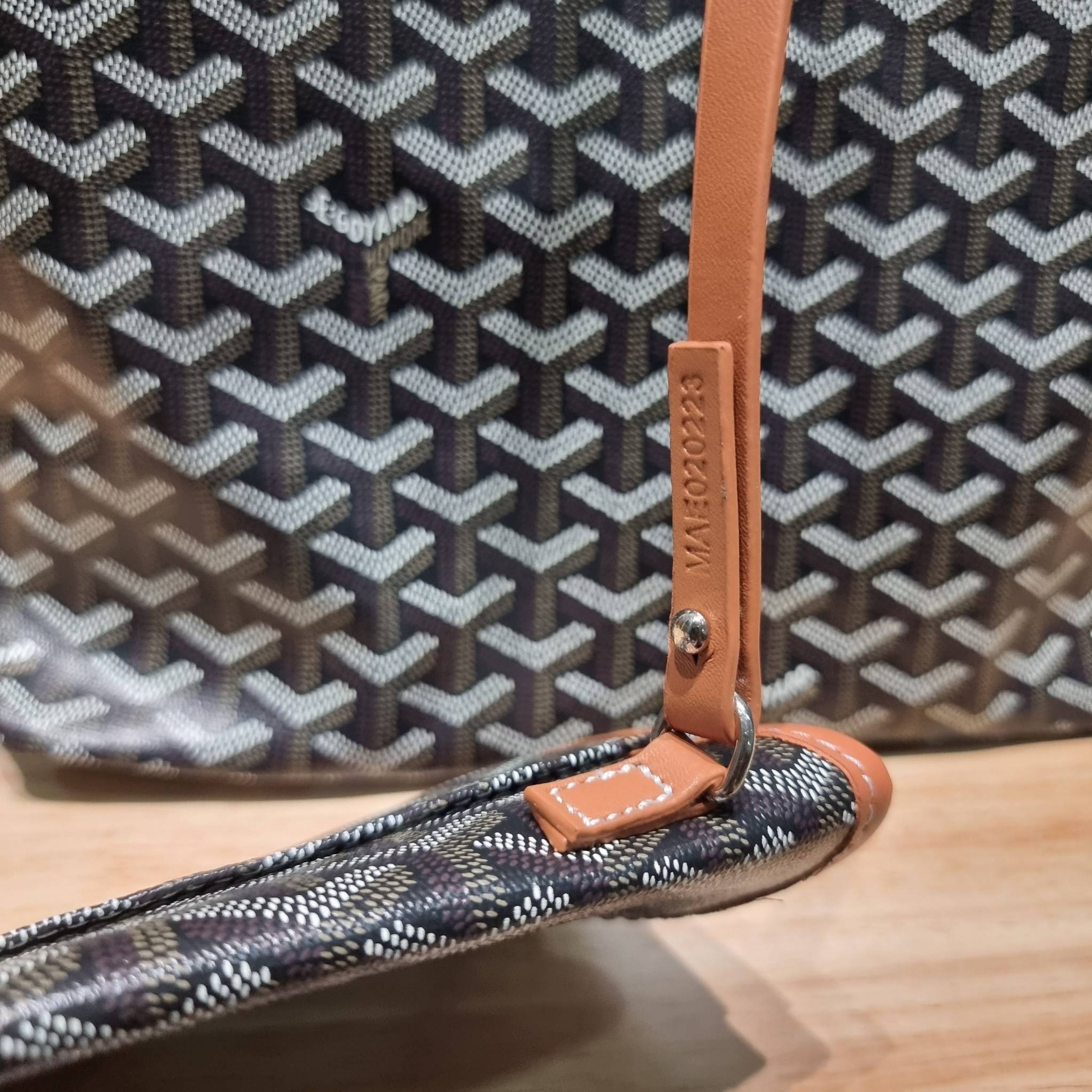 GOYARD BOHEME HOBO BAG / GOYARD HOBO กระเป๋าสะพายทรงโฮโบ ใบใหญ่จุใจ!! มาครบสีขายดี เลิศทุกสี รูปทรงคลาสสิค ดีไซน์เป็นเอกลักษณ์ วัสดุหนังแคนวาสพิมพ์ลายสวยคม ปากกระเป๋ามีซิปเปิด-ปิดกันของหล่นได้ ภายในโล่งกว้างมาก มาพร้อมสายคล้องในตัว ทนทาน สะพายสวยๆได้ทุกวั