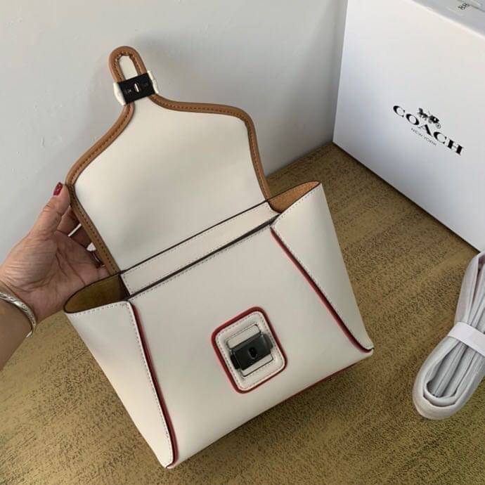 COACH COURIER CARRYALL 23 IN COLORBLOCK SIGNATURE CANVAS พร้อมส่ง 7 แบบ พร้อมส่ง ลุคดูไฮสุดๆค่ะ! กระเป๋าสะพายหนังหรูหราและคลาสสิค หนังแท้ชั้นดีที่สุด น้ำหนักเบา หนังสวยมากก สัมผัสแล้วหลงรักแน่นอนจ้าา😘