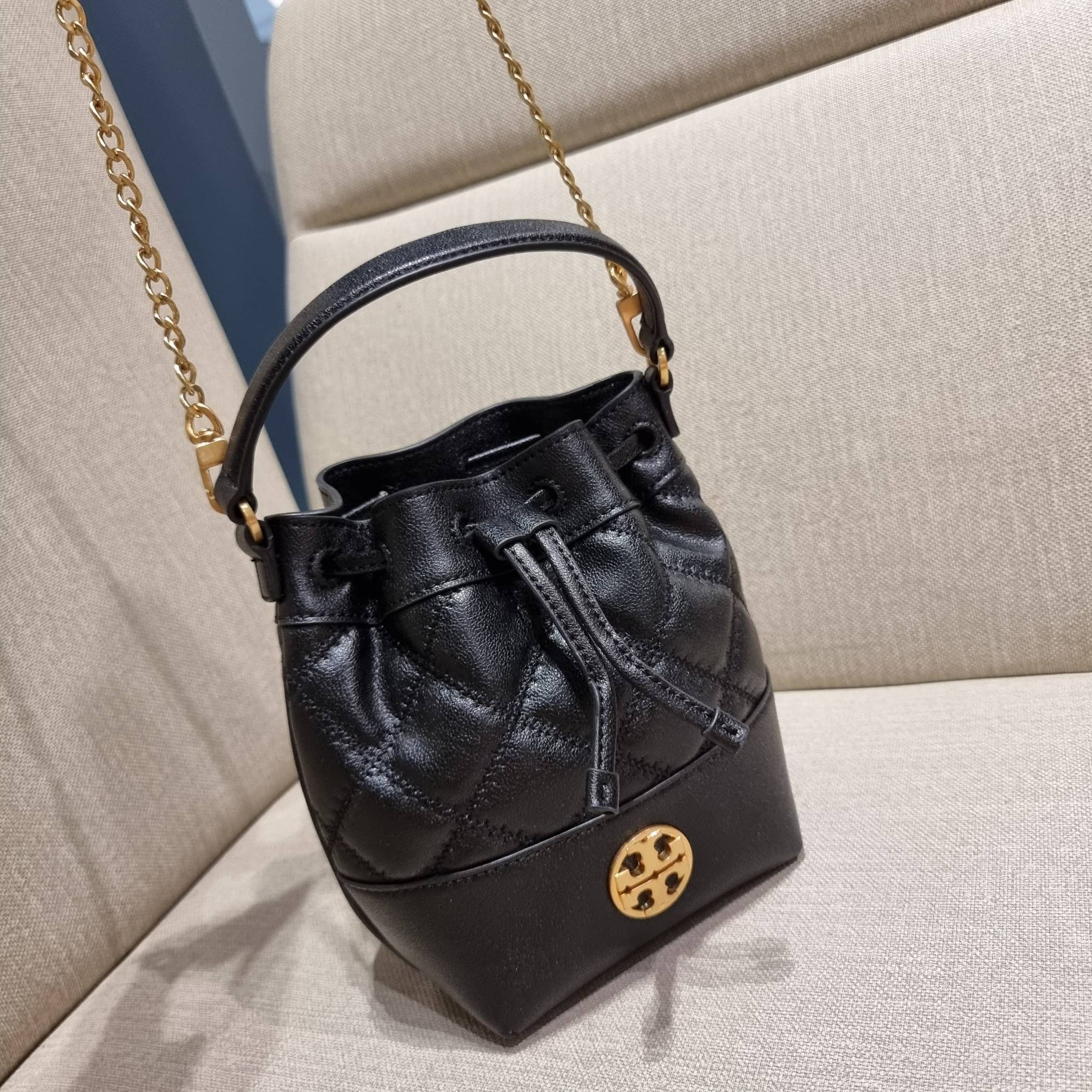 TORY BURCH WILLA MINI BUCKET BAG NEW ARRIVAL สุดปัง กระเป๋าสะพายทรงบัคเก็ต สวยผู้ดี โดดเด่นด้วยโลโก้สีทองดูหรู อัพลุคผู้ดี๊ผู้ดี วัสดุหนังแท้ ดีไซน์บุนวม เส้นคมดีเทลหรู เปิด-ปิดหนังรูดปากกระเป๋า มีหูหิ้วในตัว คล้องแขนเก๋ๆ ภายในเป็นช่องโล่ง มีช่องย่อย ใส่ข