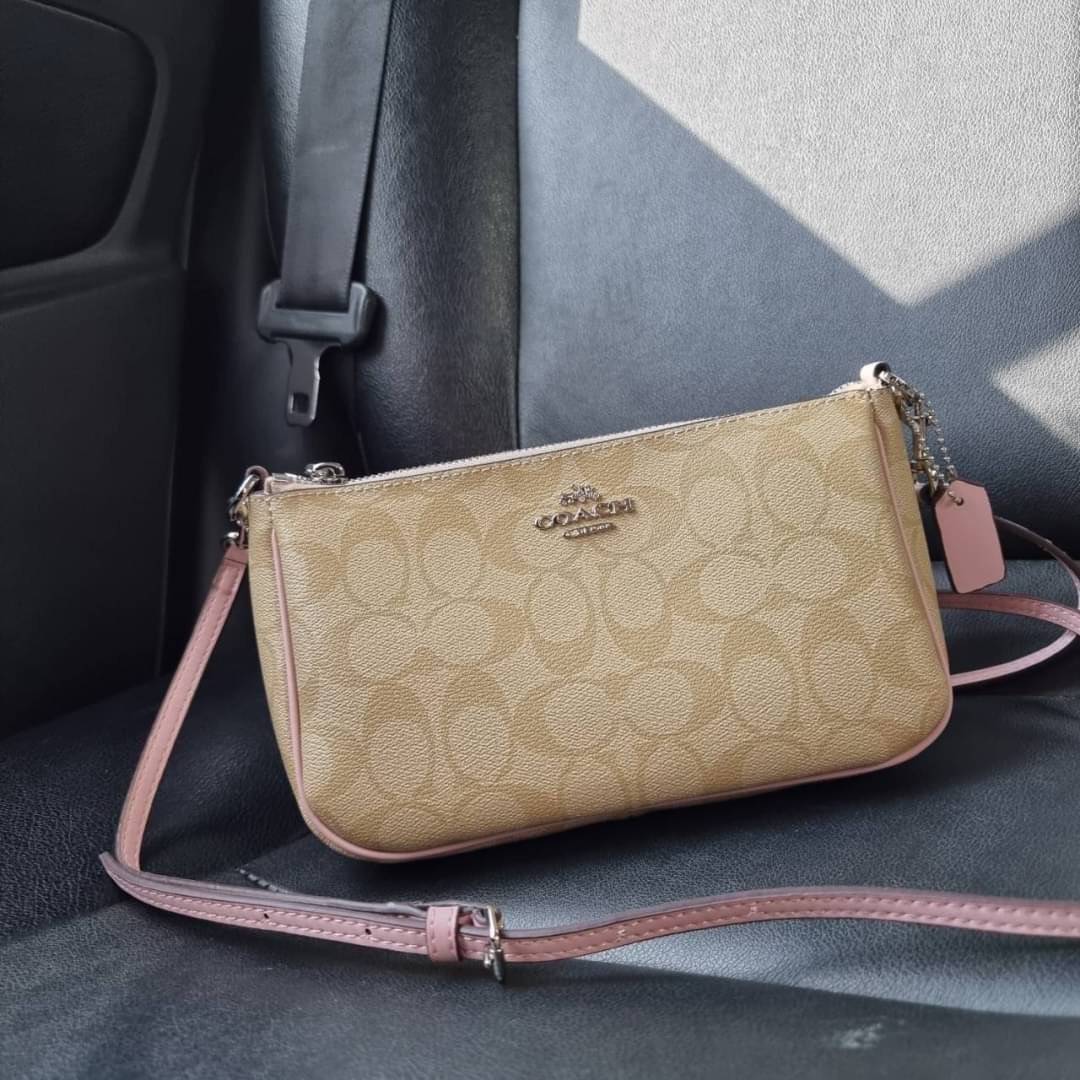 COACH F58321 TOP HANDLE POUCH อีกรุ่นฆ่าไม่ตาย!! 😎 ขายดีขายหมด ขายรวยขายปังๆ!! กระเป๋าพอชจากโค้ช ทรงใช้งานง่าย สะดวก กะทัดรัด วัสดุหนังแคนวาสเคลือบคุณภาพดี มาพร้อมสายคล้องในตัว และสายสะพาย crossbody ปรับเปลี่ยนได้ตามสไตล์ อีกหนึ่งไอเท็มที่สาวๆต้อง