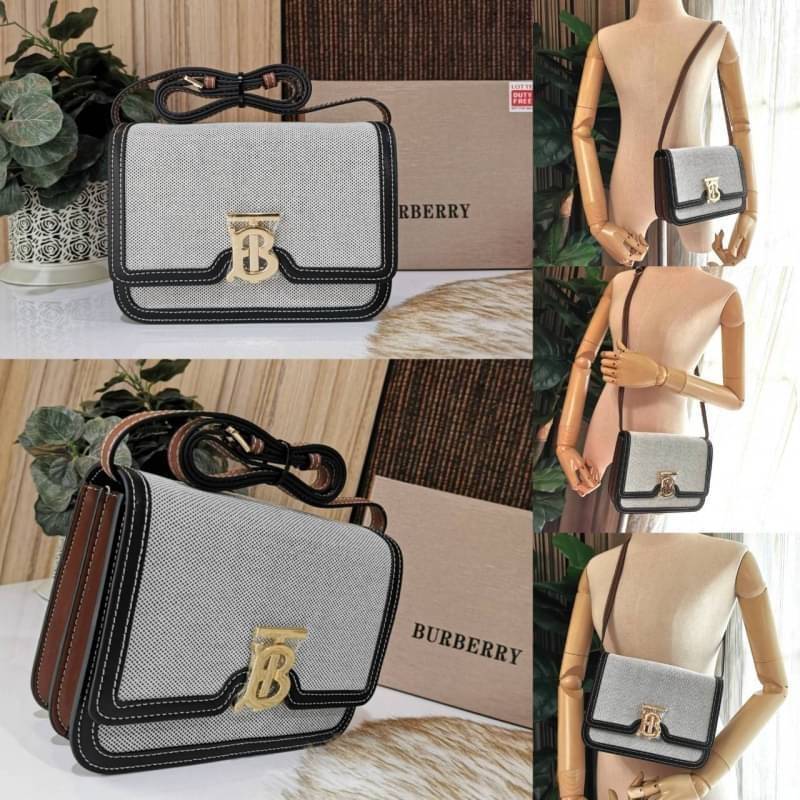 BURBERRY FRAGRANCES CROSSBODY BAG VIP GIFT WITH PURCHASE (GWP) พรีเมี่ยมกิ๊ฟรุ่นใหม่ล่าสุด Limited Edition วัสดุ Canvas & Leather ทรงเหลี่ยมสวยหรูอยู่ทรงโลโก้แบรนด์ด้านหน้าเปิดปิดด้วยฝาปิดสัญลักษณ์รูปตัวBภายในมีช่องแบ่งเป็นสัดส่วนใส่มือถือของจุกจิกได้ สาย
