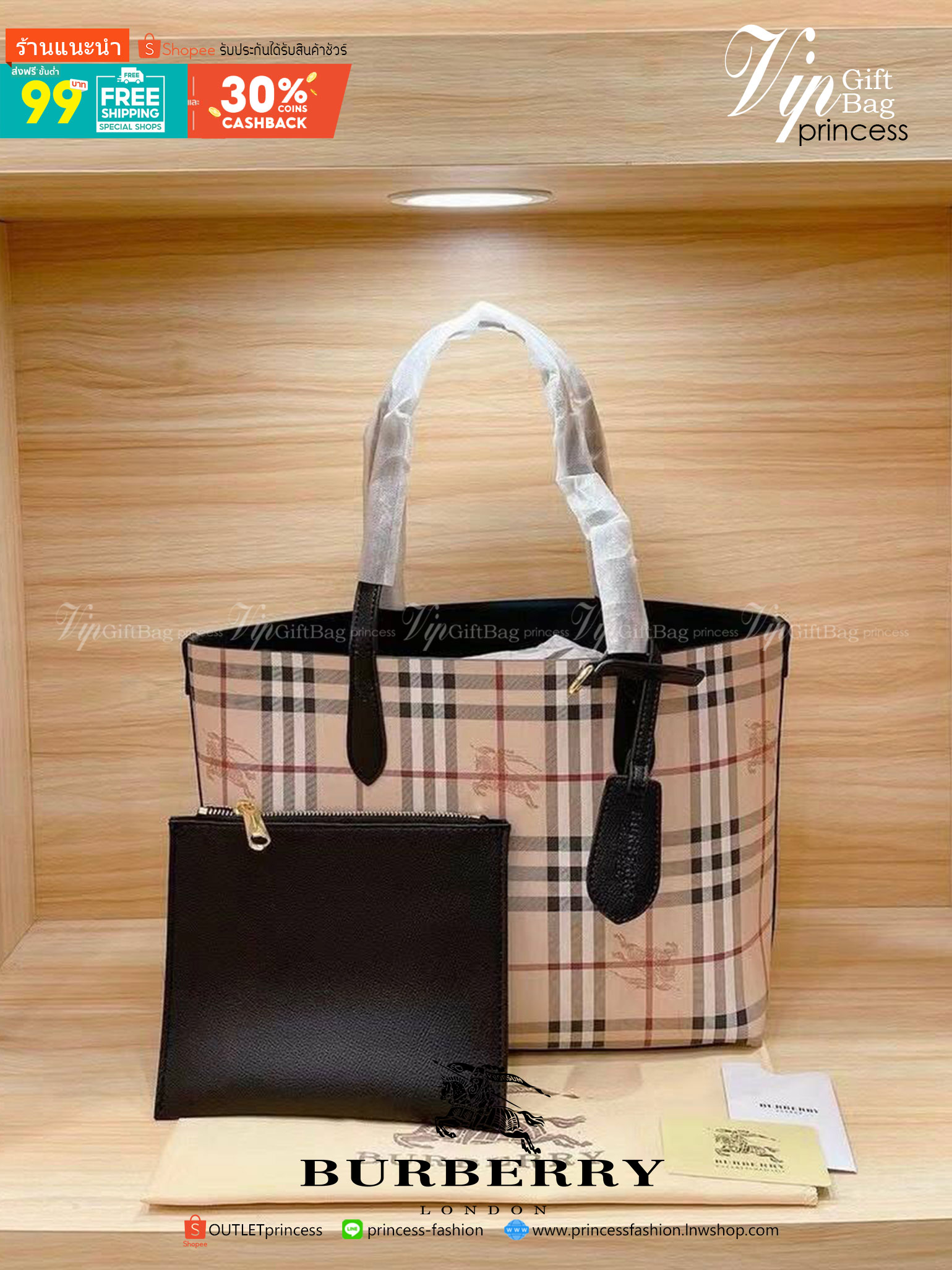 BURBERRY Leather Haymarket Check Medium Reversible Tote Bag กระเป๋าสะพายไหล่ทรงช้อปปิ้ง ทรงคลาสสิค ฮิตตลอดกาล ทรงสวยขนาดกำลังดี ตัวกระเป๋า วัสดุหนัง Pu ด้านหน้าติดโลโก้แบรนด์ ด้านในเป็นลายแรนด์ **สามารถใช้ได้ทั้ง2ฝั่ง ประดับด้วยป้ายแท็คหนัง ภายในช่องหลัก 