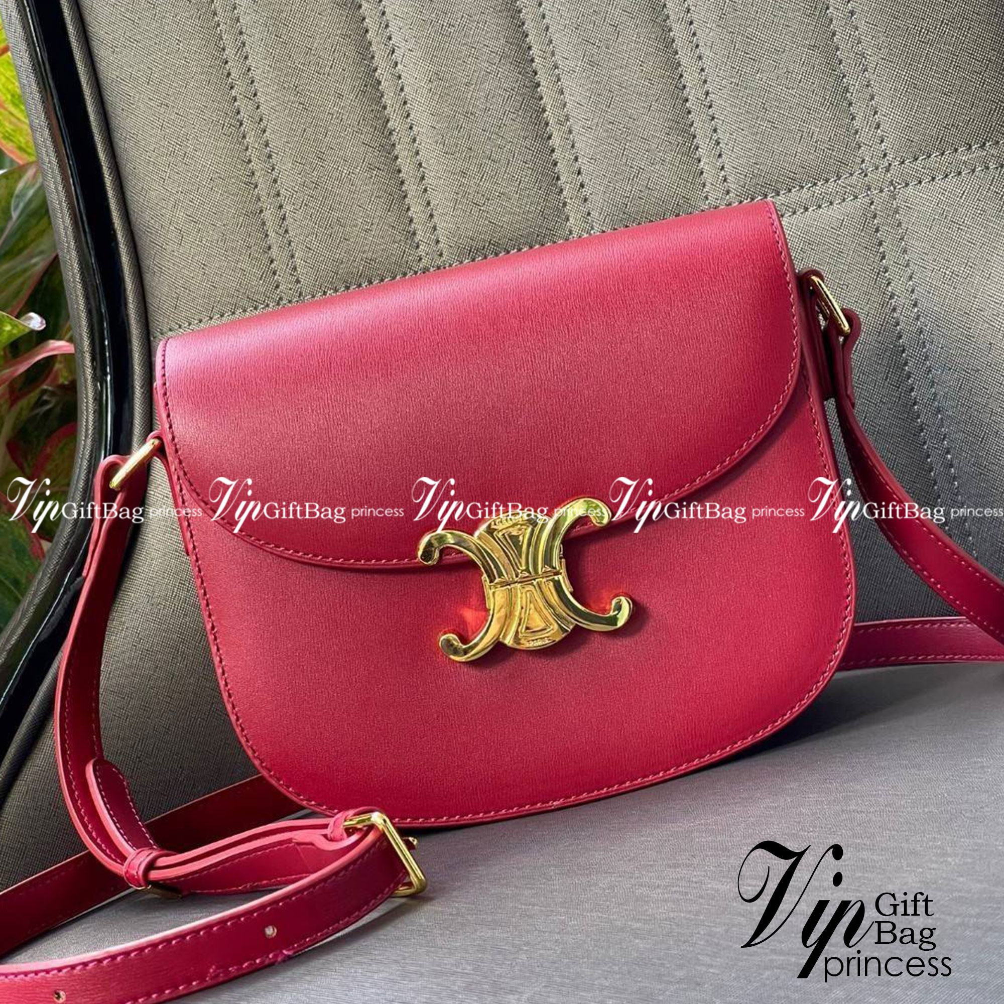 VIP 🥂 CELINE TEEN BESACE TRIOMPHE IN SHINY กระเป๋าสะพายคาดลำตัวรุ่นนี้นับว่าเป็นกระเป๋าอีกหนึ่งรุ่นในซีรีส์ Triomphe ที่ได้รับความนิยมอย่างมาก ด้วยรูปร่างทรงโค้งมนมีความคลาสสิกตามแบบฉบับของ Celine เพิ่มความหรูหราและโดดเด่นด้วยการตกแต่งด้วยโลโก้โลห