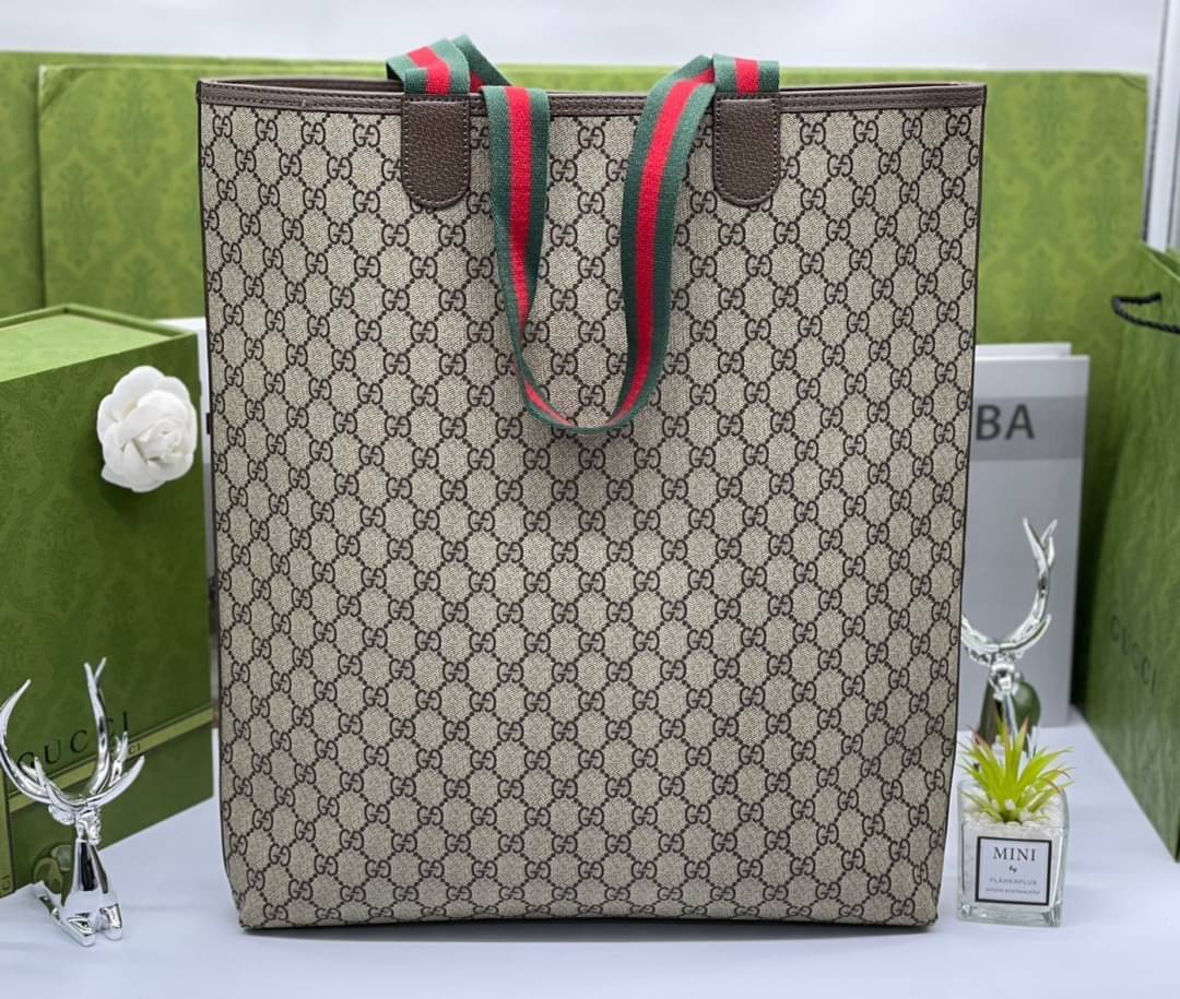 GUCCI tote bag vintage monogram 16" เกรดออริจินอล กระเป๋าโท้ทวินเทจใบใหญ่ ตัดเย็บอย่างพิถีพิถัน ภายในช่องโล่งกว้างจุได้เยอะ รูปทรงออกแบบ หยิบจับสะดวก สามารถใส่กระเป๋าสตางค์ พวงกุญแจโทรศัพท์มือถือ iPad และเอกสารได้ จะถือหรือสะพายชิวๆในวันหยุดสบายๆ ก็ส