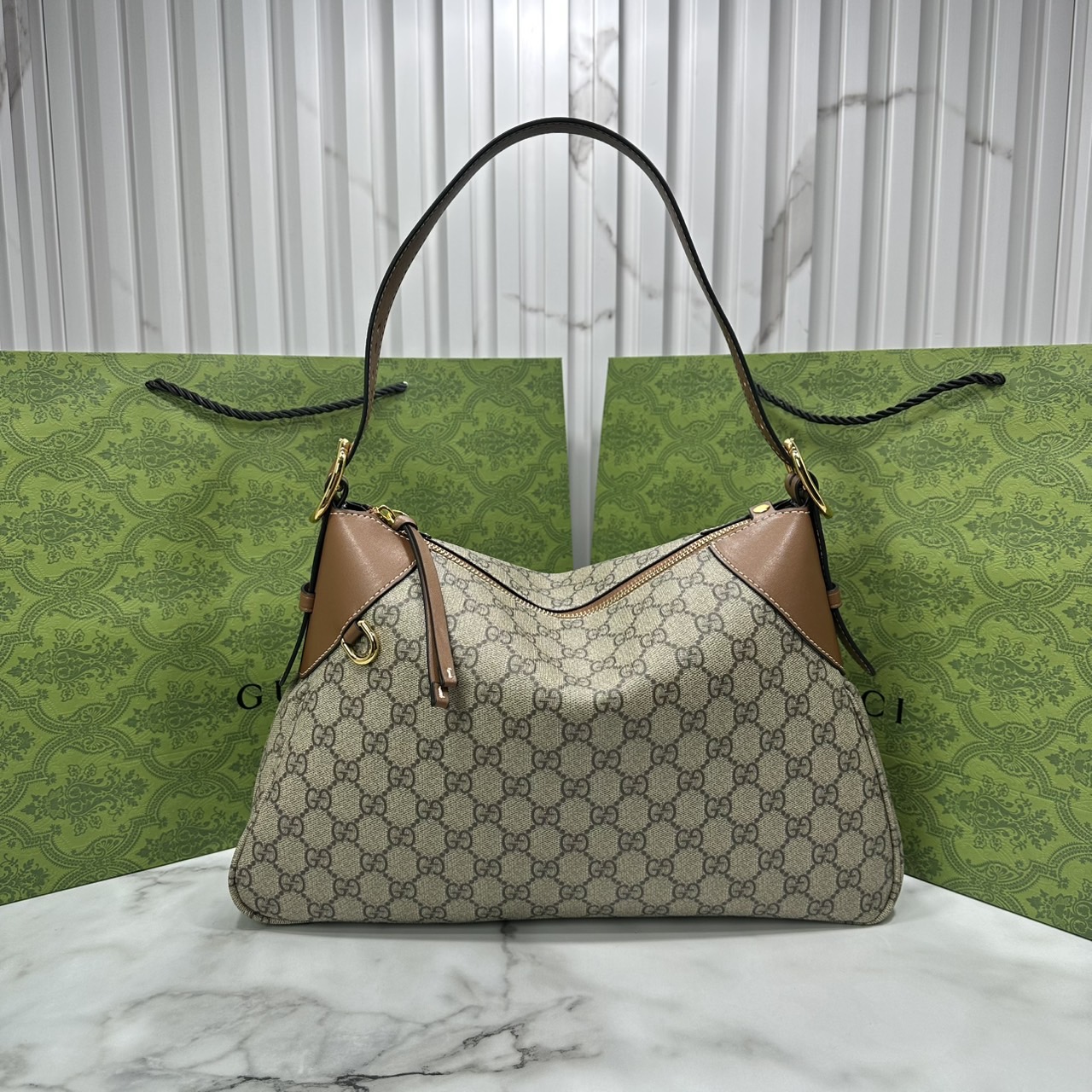 GUCCI GG Emblem medium shoulder bag กระเป๋าสะพายทรงใหม่สวยคลาสสิค พิมพ์ลายคมชัด เป็นไอเท็มต้องมีและยกเป็น everyday bag ได้เลย