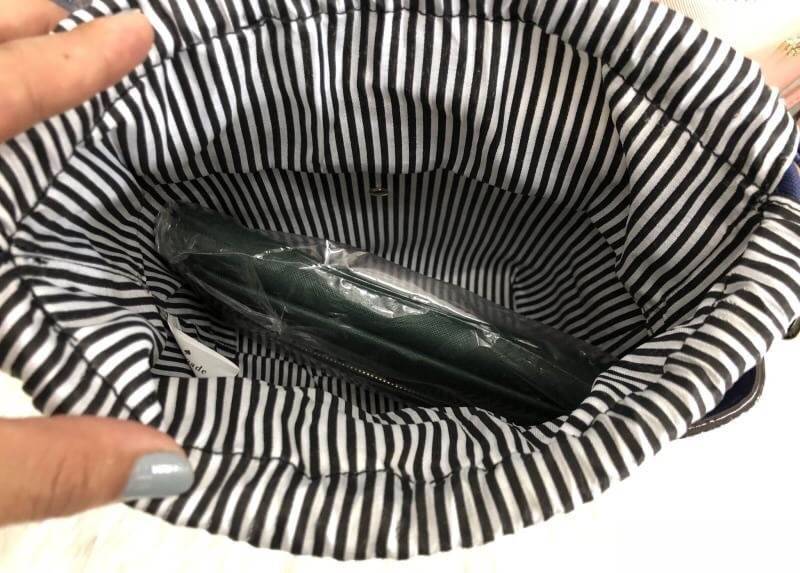 Kate spade new york cameron street pippa bag 2018 พร้อมส่งอีกรอบ กระเป๋าวัสดุหนัง saffiano ทรงถัง สามารถถือได้หรือสะพายข้าง ด้านหน้าติดอะไหล่แบรนด์ ปากกระเป๋าเปิดปิดแบบหูรูด ภายในกระเป๋าโล่ง ใส่กระเป๋าสตางค์ใบยาวได้ หรือของอื่นๆได้จุ มาพร้อมสายสะพายยาว ถอ