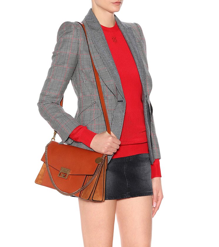 VIP 】หนังแท้ Givenchy GV3 Bag 9” สวยหรู ดูเป็นคนมีเทสดีเลยค่าา ดีไซน์คือสวยมีคลาส มีระดับสุดๆ พร้อมสายโซ่อะไหล่ทอง ละมุนตามากค่าา รุ่นนี้ขายดีมาก ได้มาน้อยด้วยนะคะ สาวๆ รีบจับจอง อย่าคิดนาน ราคานี้กับคุณภาพถือว่าคับแก้วมั๊กมากกกก ไม่ซื้อทนไหว ^^