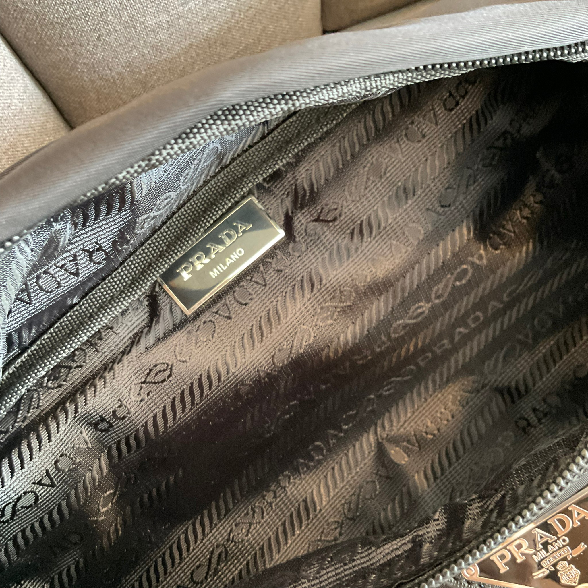 Prada Nylon Belt Bag รุ่นยอดฮิต! กระเป๋าคาดอก น้ำหนักเบา ดีไซน์เป็นเอกลักษณ์ เหมาะกับสายStreet มากๆค่ะ ทรงสาย จุของได้เยอะ ด้านหน้าประดับมีป้ายโลหะโลโก้แบรนด์