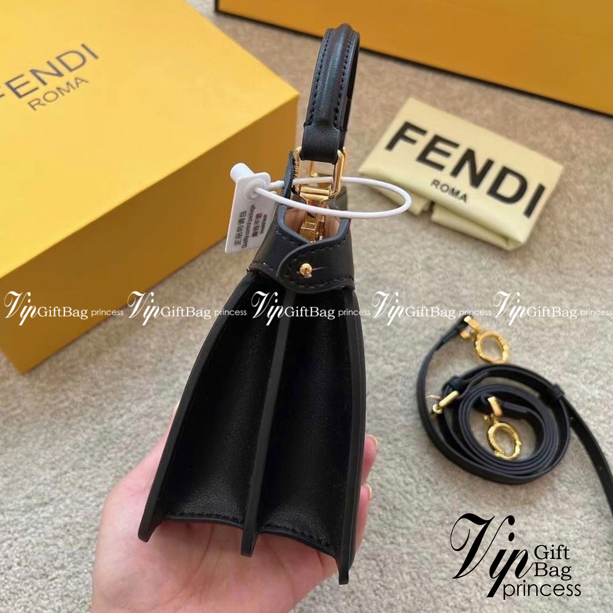 FENDI peekaboo 20cm เกระเป๋าสะพายเฟนดิ คลาสสิกตามแบบฉบับแบรนด์ สวยไฮโซมากแม่ สุดฮิตรุ่น Peekaboo ขนาดกำลังดีหนังเรียบสีพื้นมาใหม่ สวยหรูดูไฮโซ มาพร้อมสายสะพายยาวถอดออกถือได้ วัสดุคุณภาพอย่างดี ขนาดกะทัดรัดและดีไซน์ที่เรียบหรู