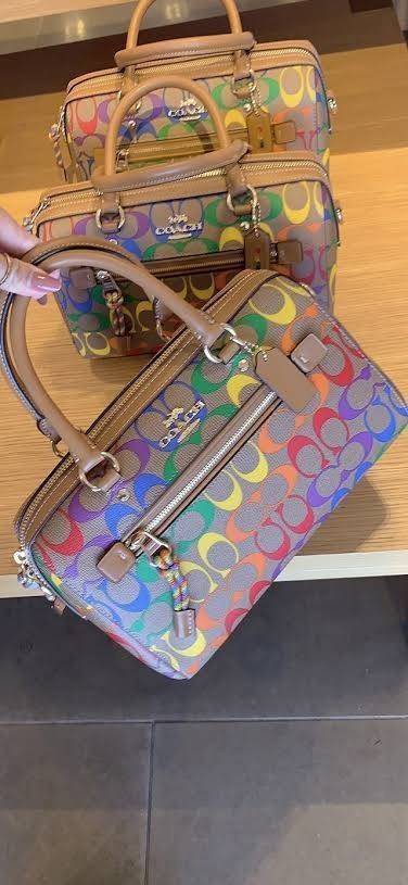 COACH ROWAN SATCHEL IN RAINBOW SIGNATURE CANVAS (COACH C4396)🌈 คอลเลคชั่นที่มาแรงที่สุด ร้อนแรงได้อย่างไม่มีแผ่วลงเลยสักนิด! โดดเด่น สดใส สะดุดตา🌈 ระดับตัวTOP ต้องยกให้เธอเลย กับ COACH ทรงหมอน 10" คอลเลคชั่นนี้// วัสดุหนังแคนว
