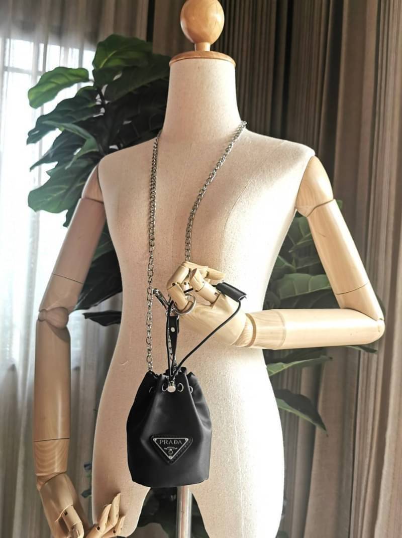 กลับมาตามคำเรียกร้อง Must Have!✴️PRADA MINI DRAWSTRING WITH KEYCHAIN VIP GIFT WITH PURCHASE (GWP) พรีเมี่ยมกิ๊ฟจากต่างประเทศรุ่น Limited "Duty Free" กำลังฮิตสุดๆในเกาหลี วัสดุ Nylon & Polyester 100% ด้านหน้าประดับโลโก้ เปิดปิดแบบ Drawstri