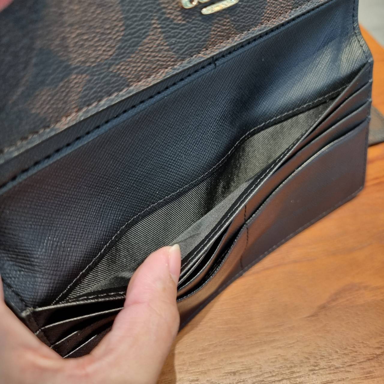 COACH F53763 TRIFOLD WALLET IN SIGNATURE กลับมาแล้วจ้า!! รุ่นขายดี!! 💓 ดีไซน์ใหม่ กระเป๋าสตางค์ใบยาว แถมที่ห้อยใส่บัตรแยกให้ (ถอดออกได้) น่ารักมากๆ ใช้งานง่าย เปิด-ปิดด้วยกระดุม ภายในใส่ธนบัตร ใส่บัตรได้เยอะ ใส่มือถือได้ไปอีก!! จุใจสุดๆ บอกเลยว่าใ