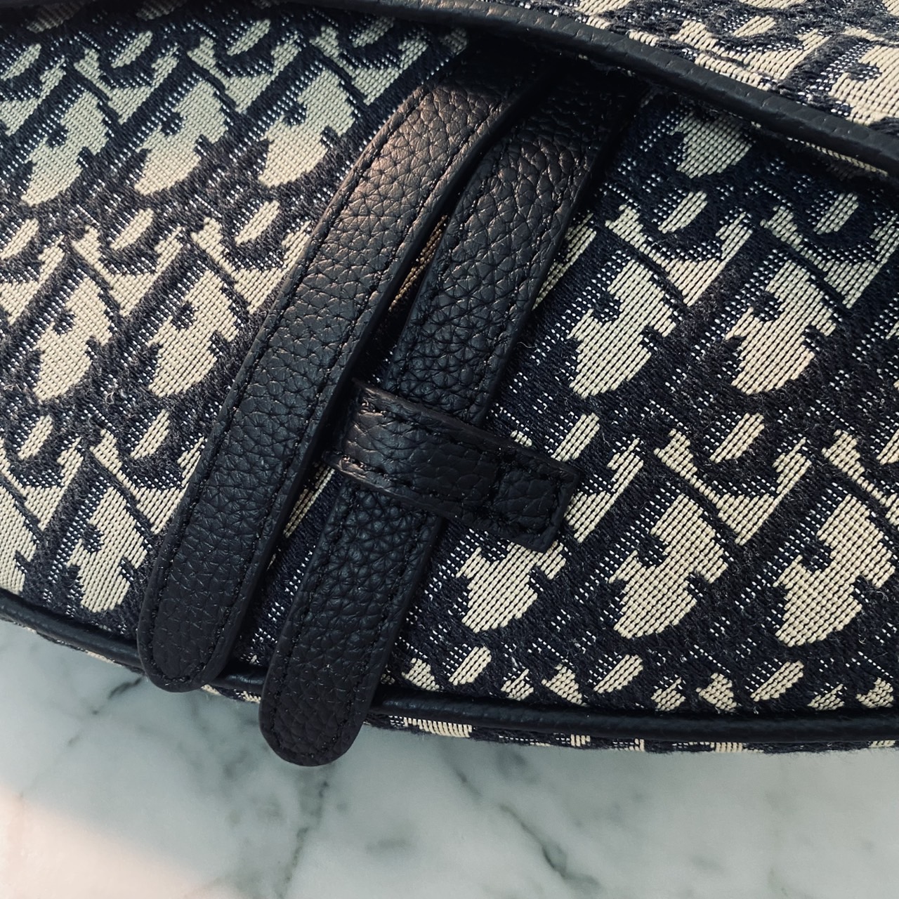 DIOR Saddle bag Oblique jacquard fabric in beige and black กระเป๋าคาดอกดิออร์ รุ่นยอดนิยมที่หนุ่มๆ ใช้งานได้แบบคุ้มๆ ดีไซส์สวยคมเรียบหรูตามแบบฉบับแบรนด์