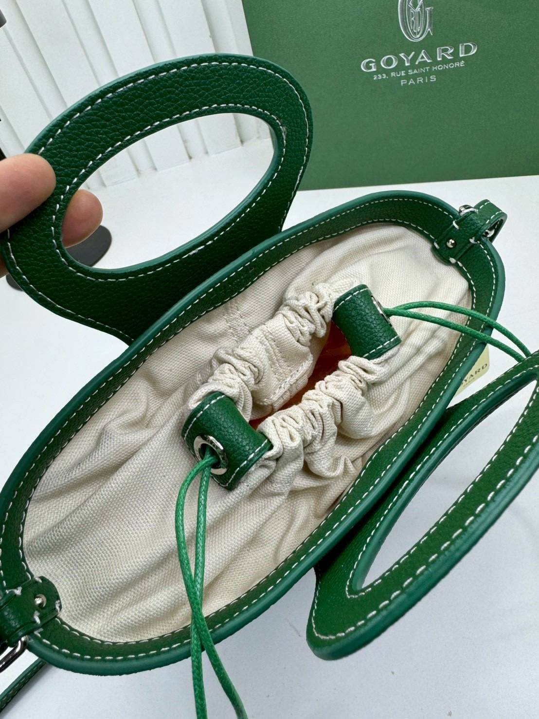 ORI หนังแท้ | Goyard Beluga Mini Bag กระเป๋าสะพายทรงบัคเก็ต พร้อมหูจับในตัว สะดวกใช้งาน ด้านในเป็นผ้าดีไซน์ผูก เพิ่มความน่ารักน่าใช้ สวยมากค่ะ