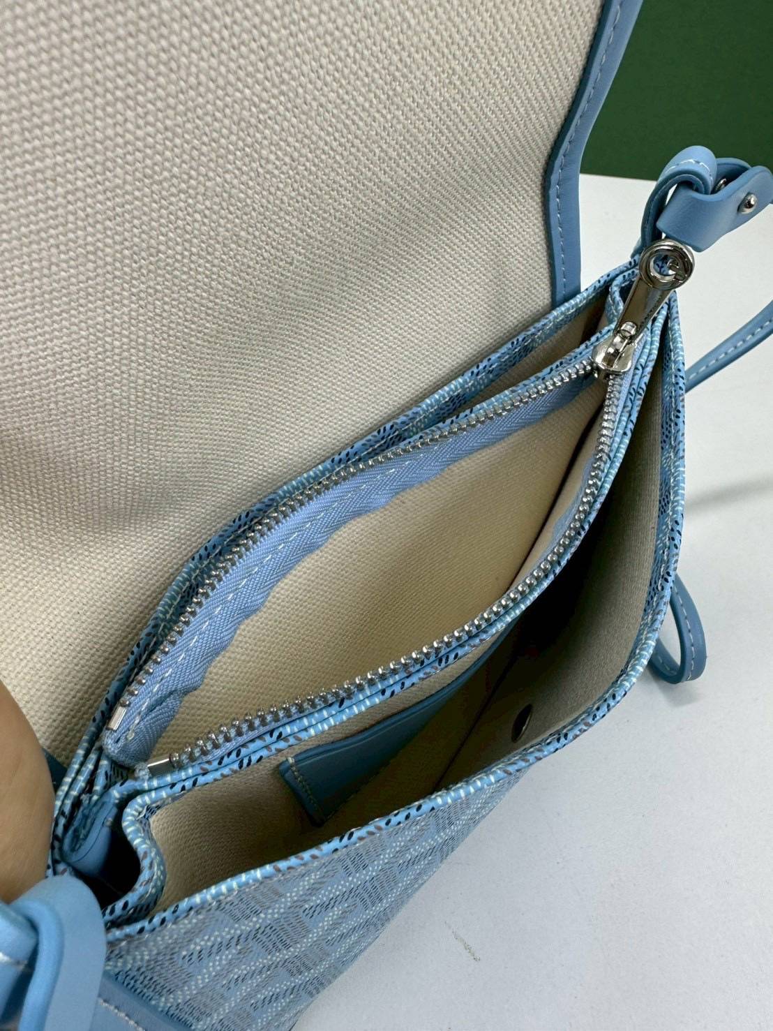 10 สี ORI หนังแท้ | GOYARD Plumet pouch-wallet กระเป๋าสะพายใบเล็กกะทัดรัด ดีไซน์กระเป๋าสตางค์ Plumet ดีไซน์มาพร้อมช่องใส่เหรียญ ธนบัตร และบัตรต่างๆ สามารถสะพายไหล่เป็นกระเป๋าสะพายข้างได้เหมือนกระเป๋าใบเล็ก