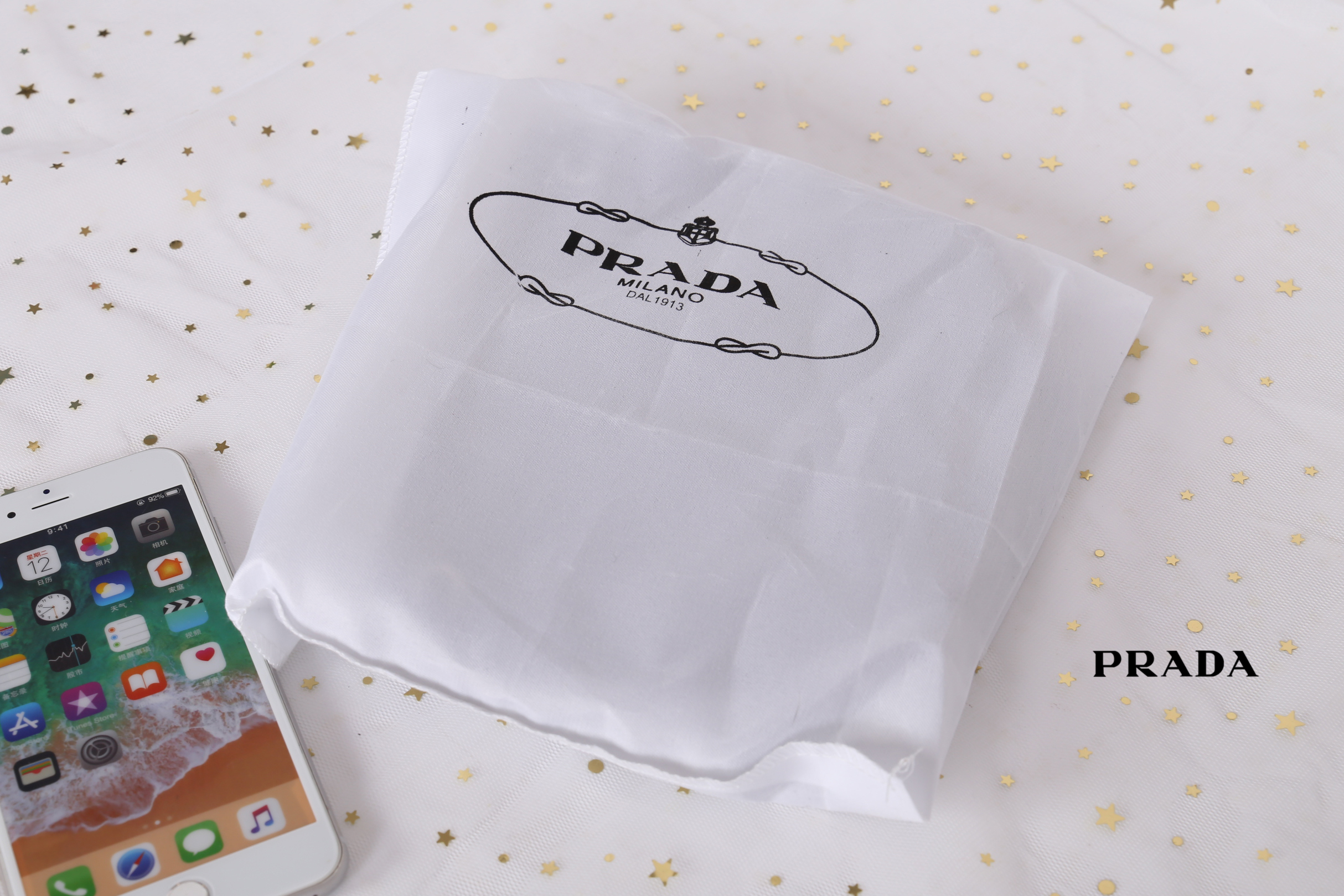 Prada mini nylon drawstring handbag / PRADA Bucket Bag ทรงสวยน่ารัก วัสดุผ้า Nylon คุณภาพดี อะไหล่เงินสวยสุดคลาสิค เปิดปิดแบบหูรูด ด้านในโล่งกว้างจุของได้พอประมาณเลยค่ะ ใส่ Iphone+ หรือรุ่นเทียบเท่าได้แบบสบายๆ ซับในพิมพ์ลายแบรนด์ ตามแบบฉบับแบรนด์