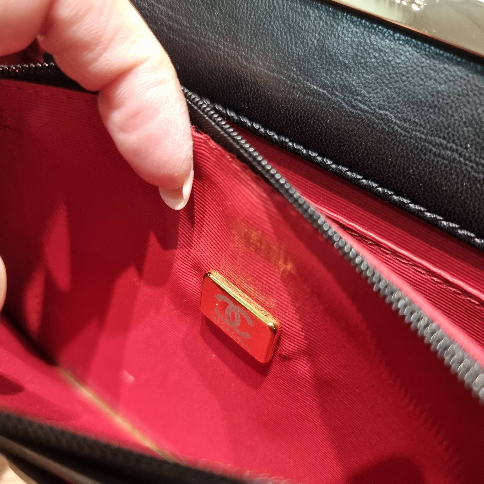 CHANEL woc with top handle black / CHANEL WALLET ON CHAIN กระเป๋าสะพายข้างไซส์กำลังดี สวยหรู ดีไซน์คลาสสิคผสานกิมมิคประจำแบรนด์ ทำให้ไอเท็มนี้เพิ่มมูลค่าขึ้นไปอีก สร้างสรรค์ตัวกระเป๋าด้วยหนังแกะ สัมผัสสบายมือ ใช้งานสะดวกด้วยกระดุมแม่เหล็ก ภายในกระเป๋าแบ่ง