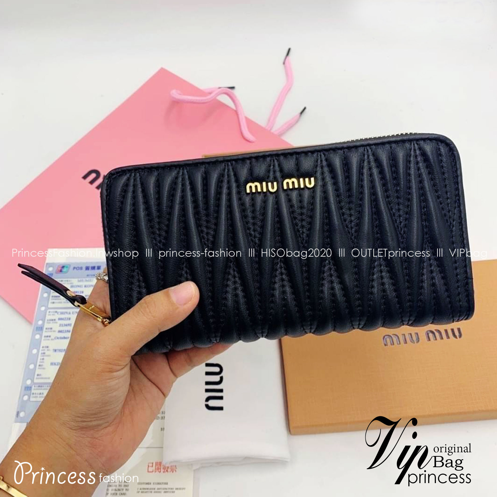 MIU MIU LONG ZIPPER WALLET / MIU MIU WALLET กระเป๋าสตางค์ใบยาว น่ารักพาใจฟู ดีไซน์น่ารักน่าใช้มาก เรียบง่ายแต่มีความโดดเด่นเปิด-ปิดด้วยซิป ภายในมีช่องใส่บัตร และใส่ธนบัตรได้ พร้อมช่องซิปแยกใส่เหรียญได้อีก พกพาง่าย