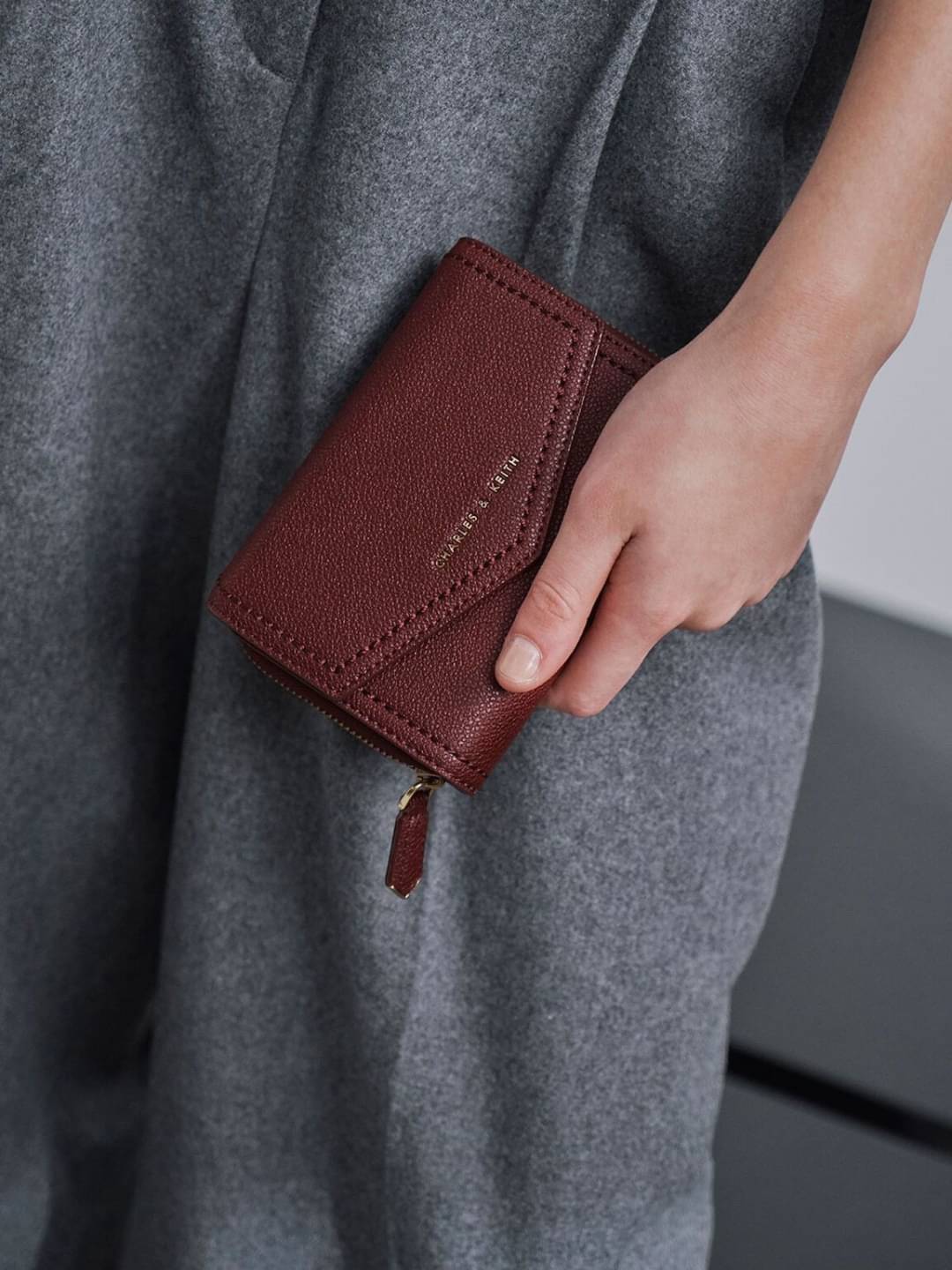 CHARLES & KEITH ENVELOPE SMALL WALLET กระเป๋าเงินใบกลาง วัสดุหนังพิมพ์ลายสีสวยน่ารัก ด้านหน้าปั๊มโลโก้แบรนด์ เปิดปิดด้วยกระดุมแม่เหล็ก