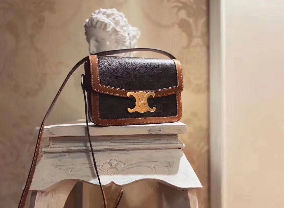 CELINE TRIOMPHE CROSSBODY BAG VIP GIFT WITH PURCHASE-GWP พรีเมี่ยมกิ๊ฟ Limited จาก CELINE PERFUME DUTY FREE COUNTER วัสดุ TRIOMPHE CANVAS & LEATHER ทรงเหลี่ยมหนังสวยหรูอยู่ทรงเปิดปิดด้วยฝาปิดโลโก้แบรนด์อะไหล่ทอง ภายในมีช่องหลักและช่องแบ่งย่อย มี1ช่องซิปเล