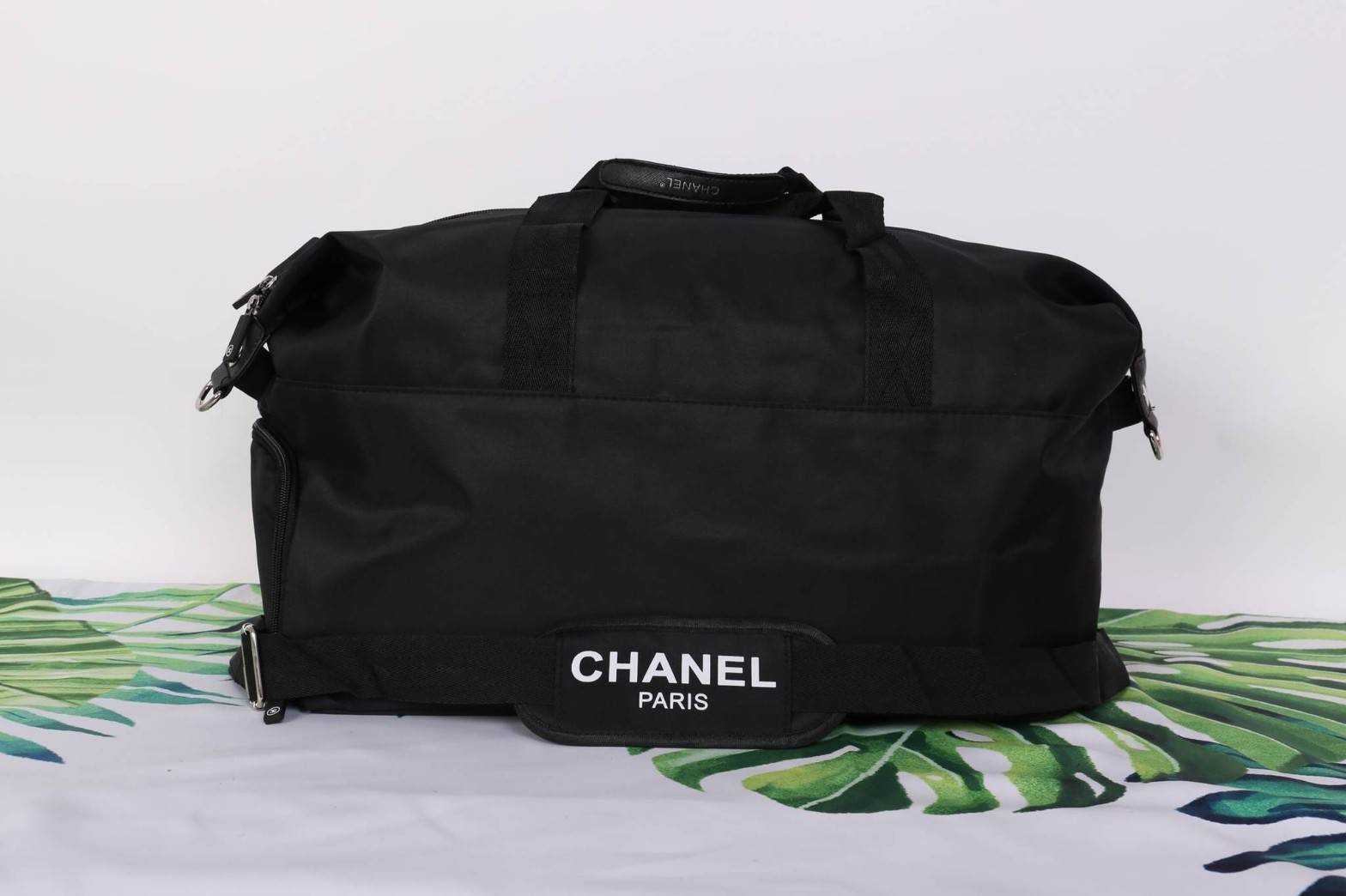 Chanel Authentic VIP Gift Bag Duffle Gym Travel สินค้าเป็นของแท้ รุ่นใหม่ จากเค้าเตอร์เครื่องสำอาง/น้ำหอมของแบรนด์- Chanel vip gift bag ของแท้ 100% ใช้เป็นกระเป๋าเดินทาง/ไปฟิตเนส ไปยิมหรือต่างจังหวัดได้สบายเลยค่ะ หัวซิปปั้มโลโก้ ด้านในเป็นช่องกว้าง และช่อ