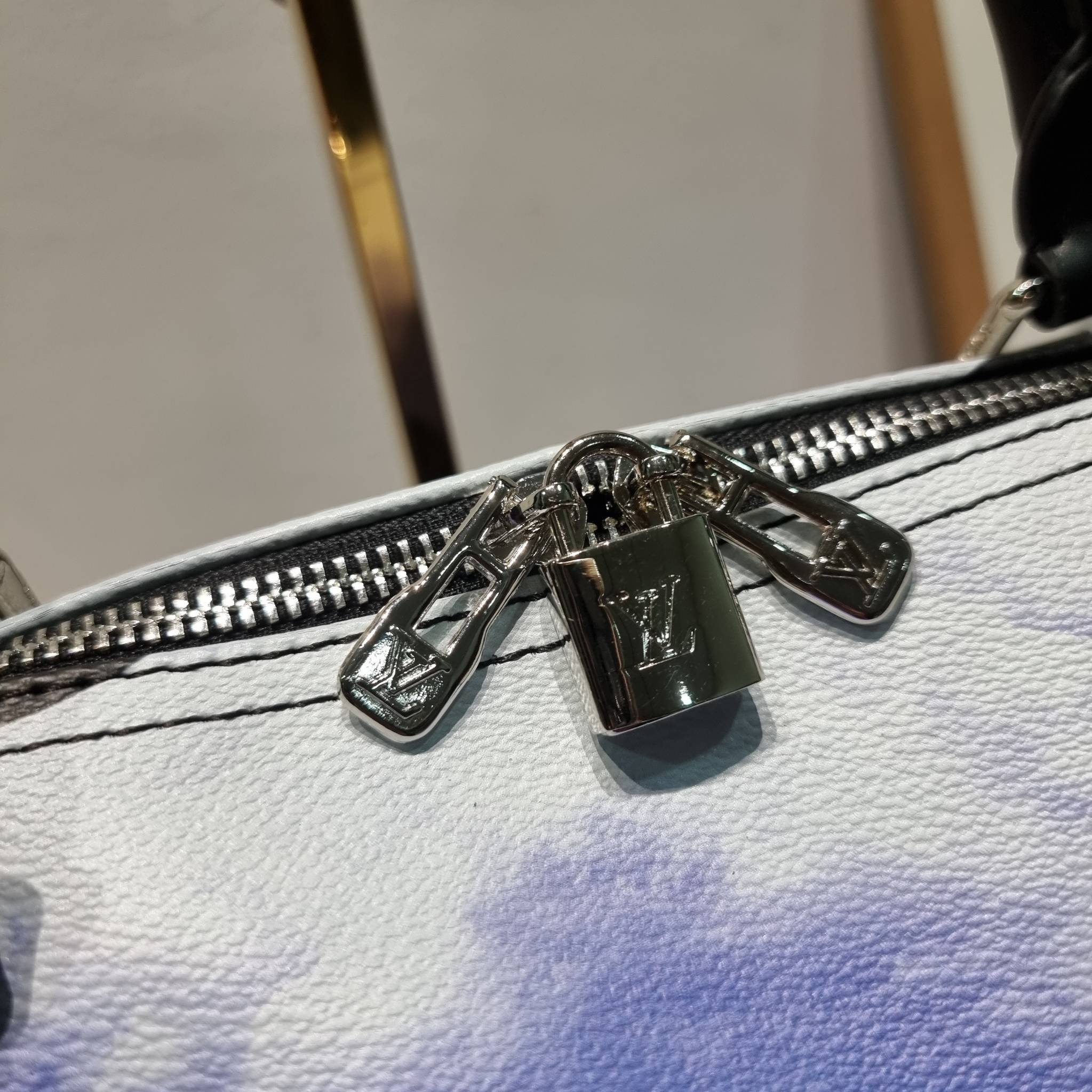 LV KEEPALL 45B BAG กระเป๋าเดินทางสุดคลาสสิค KEEPALL BANDOULIERE MONOGRAM ECLIPSE REVERSE MULTICOLOR สะท้อนแรงบันดาลใจจากคอลเล็คชั่น “Room with a View” สำหรับสิ้นปี 2022 ทึ่ใครๆก็เฝ้ารอ ไอเท็มที่จะทำให้การเดินทางไม่ธรรมดาอีกต่อไป ด้วยดีเทลความเป็นเอกลักษณ์