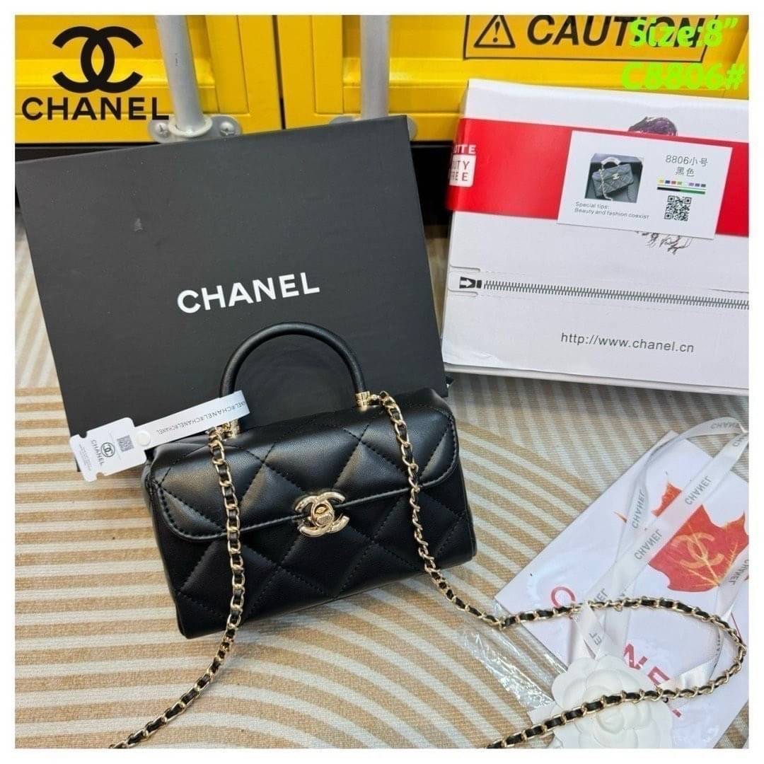 CHANEL Mini Box Bag กระเป๋าถือสุดหรู สวยดูแพง รูปทรงคลาสสิค มีกระจกด้านใน หูจับในตัว สะดวกต่อการพกพา หนังอย่างดีเรียบเงา ภายในเป็นช่องโล่ง คล้ายรุ่น Vanity Bag ใส่เครื่องสำอางค์ได้ มาพร้อมสายสะพาย ปรับใช้ได้ตามต้องการ