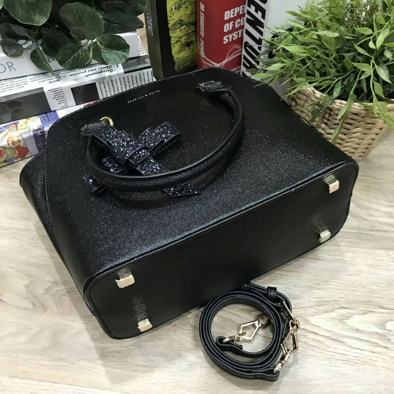 NEW ARRIVAL! CHARLES & KIETH TRAPEZE BAG 2018 กระเป๋าถือหรือสะพายคอลเลคชั่นใหม่ชนช็อปดีไซน์ยอดนิยมวัสดุหนังคาเวียร์อยู่ทรงสวย โดดเด่นที่หูหิ้วประดับพวงกุญแจโบว์ห้อย เปิดปิดด้วยซิปภายในมีช่องซิป หัวซิปปั้มโลโก้ มีหมุดรองฐานกันรอยสี่มุม พร้อมสายสะพายยาวปรับ