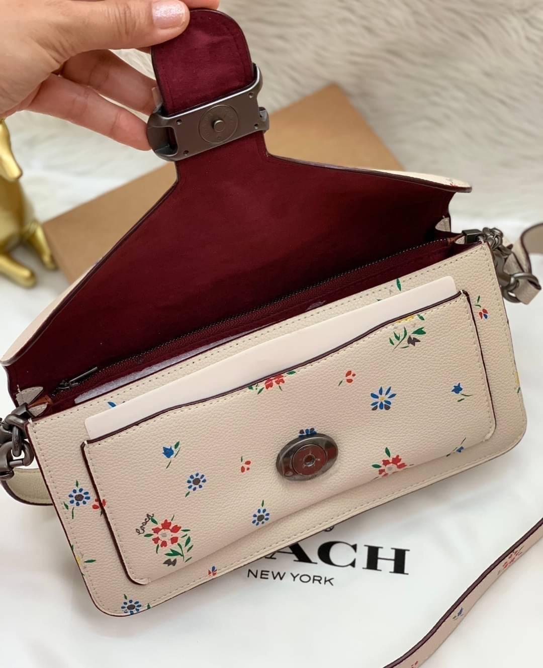 OUTLET 】รุ่นหายาก รุ่นตามหา ห้ามพลาดค่ะ! COACH TABBY FLORALPRINT ((B2081-630)) Wildflower-print Leather Shoulder Bag In White พร้อมส่งอีกครั้งค่ะ! กระเป๋าหิ้ว//สะพายไหล่//สะพายข้างได้หรือถือแบบคลัทออกงานได้เลย สุดคุ้ม! หนังแท้นิ่มอย่างดี 🌸 จุดเด่น