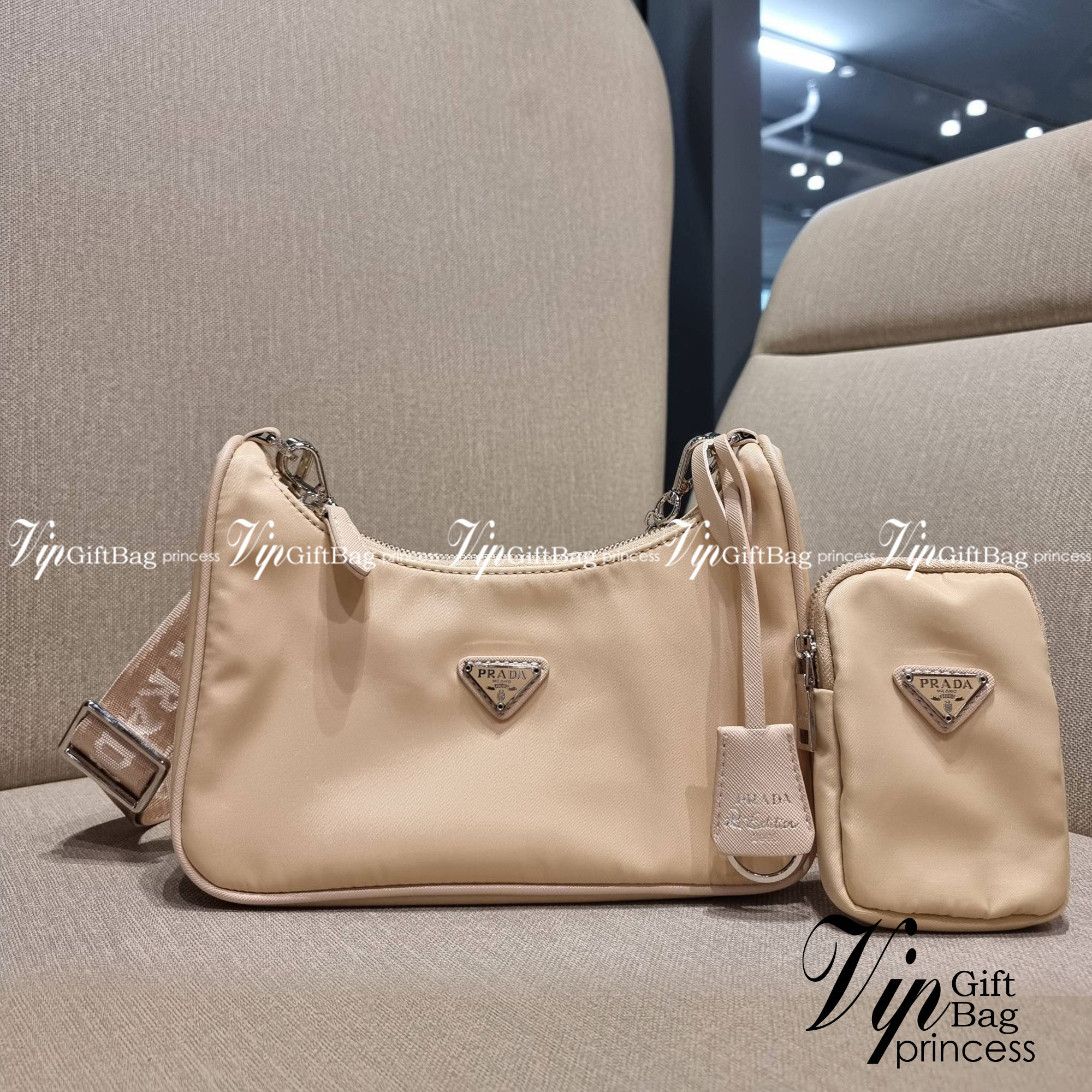 VIP 🥂 PRADA RE-EDITION 2005 RE-NYLON SHOULDER BAG ไอเท็มสุดปัง ที่ฮิตตลอดกาลไม่ว่าจะปีไหนๆ จัดให้ครบทั้งสีขายดีและสีใหม่ล่าสุด ที่สายคุณหนูห้ามพลาด!! กับกระเป๋าสะพายทรงคลาสสิค เหมาะเป็น everyday bag มากๆ วัสดุผ้าไนล่อนคุณภาพ พร้อมใบลูก ไว้ใส่เหรีย