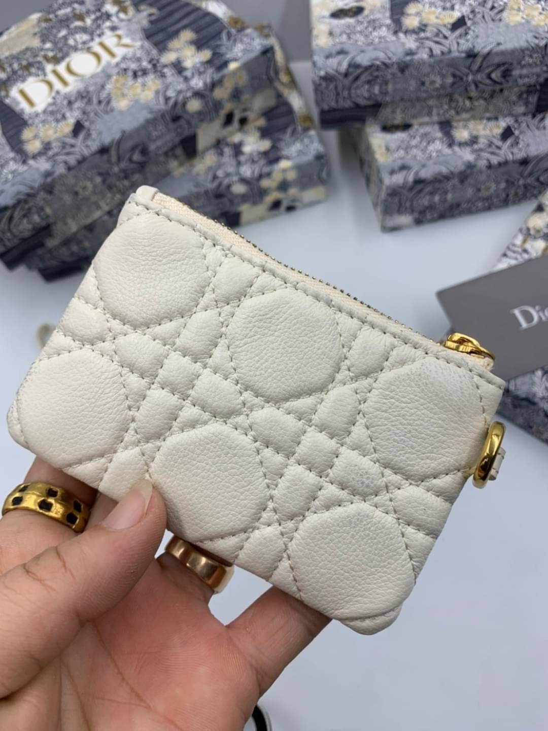 VIP 】CHRISTIAN DIOR PHONE BAG 2 in 1 DOUBLE BAG กระเป๋าเซ็ท 2 ใบ มีสายสะพายข้าง ถอดออกใช้งานได้ ถือว่าคุ้มมากๆเลยค่ะ สามารถใช้งานแยกกันได้ ใส่สายสะพายหรือ ถือได้ วัสดุหนังแท้ สวยงามนุ่มฟู น่ารักมากๆ เลยน้าาา