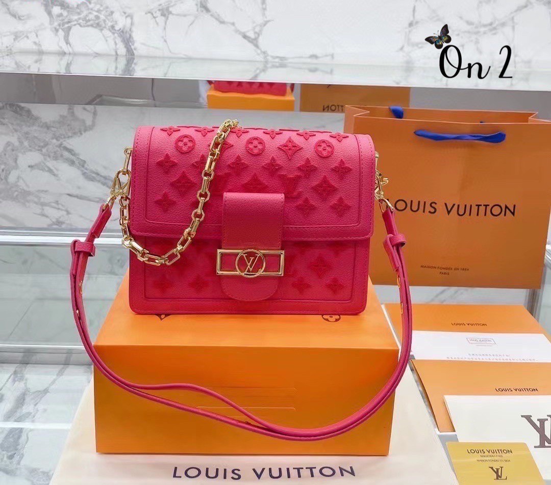 LV Dauphine Rose Fluo ไม่มองไม่เหลียวไม่ได้แล้ว!! ความหรูที่โดดเด่นโลโก้ปั้มนูนจากผ้ากำมะหยี่ สร้างดีเทลผู้ดี ลูกคุณมากๆ กระเป๋าสะพาย ดีไซน์เลิศ สวยปังในราคาโดนใจ แบบนี้ใครไหวไปก่อน ไม่ไหวก็ต้องสั่งได้เลยจ้า!!