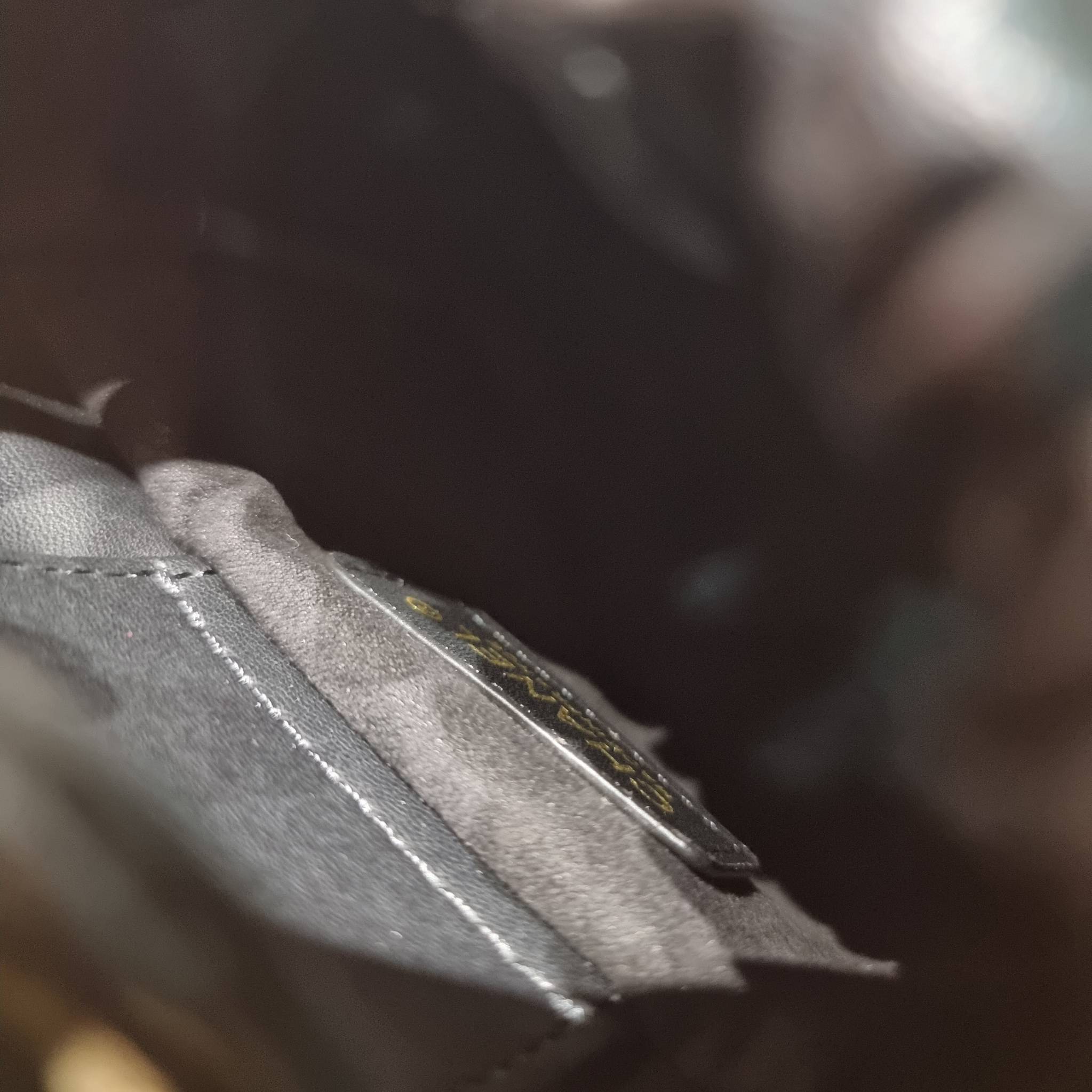 Chanel 23P mini bucket bag น่ารักมากๆ กับกระเป๋าสะพายไซส์มินิ ที่ปล่อยผ่านไม่ได้จริง ดีไซน์สายโซ่คล้องแขนตกแต่งอะไหล่ห้อยเพิ่มมูลค่า และยังตกแต่งโลโก้สวยเด่น