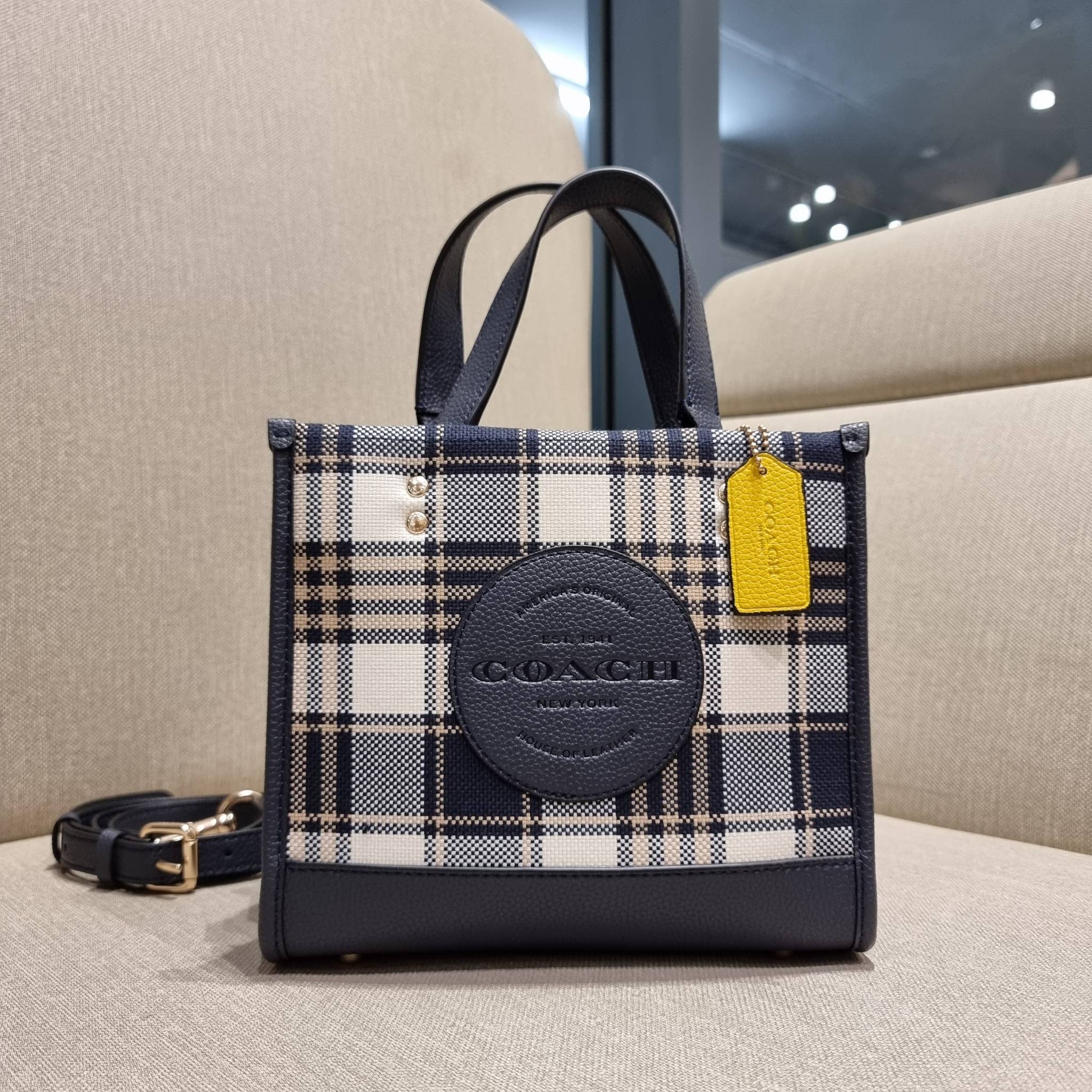 COACH C8198 DEMPSEY TOTE 22 WITH GARDEN PLAID PRINT AND COACH PATCH คอลใหม่สุดคิ้วท์ หวานๆใสๆ น่ารักชะมัด!! ดีไซน์ลายสก็อต เหมาะกับฟีลลิ่งปิคนิคเป็นที่สุด กระเป๋าทรงโท้ท ไซส์กำลังสวย ฟังก์ชั่นการใช้งานก็สะดวกที่สุด มีทั้งสายคล้องในตัว และสายครอสบอดี้ วัสด