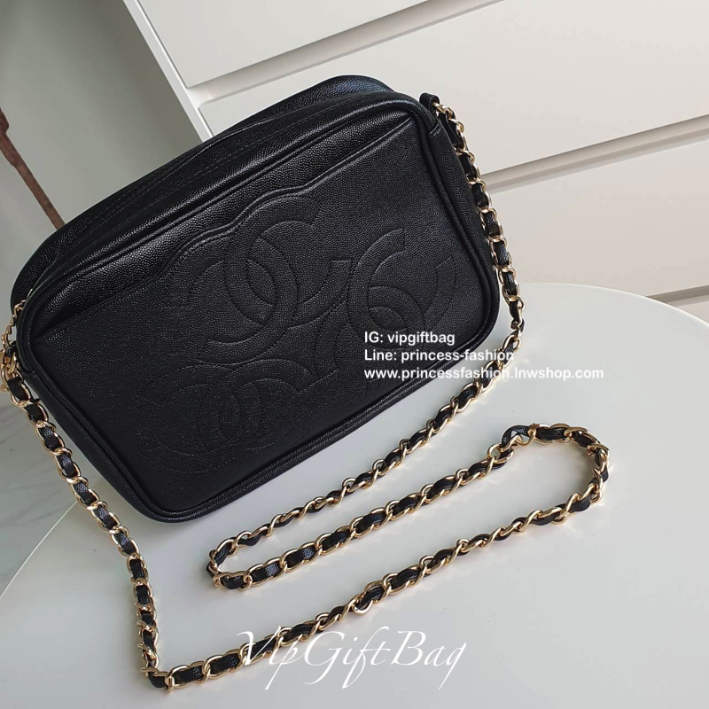 CHANEL VIP GIFT BAG รุ่น CHAIN CROSSBODY กระเป๋าของสมนาคุณ จากพรีเมี่ยมกิ้ฟแบรนด์ดังอย่าง CHANEL วัสดุหนังสังเคราะห์ ลายคาเวียร์สุดหรูเต็มใบ #เล่นแสงสวยมาก ด้านในเปิดปิดด้วยซิปCC อะไหล่ทอง มีช่องซิปแยกอีกหนึ่งช่อง สามารถใส่กระเป๋าสตางค์ใบยาว ของจุกจิกได้ส