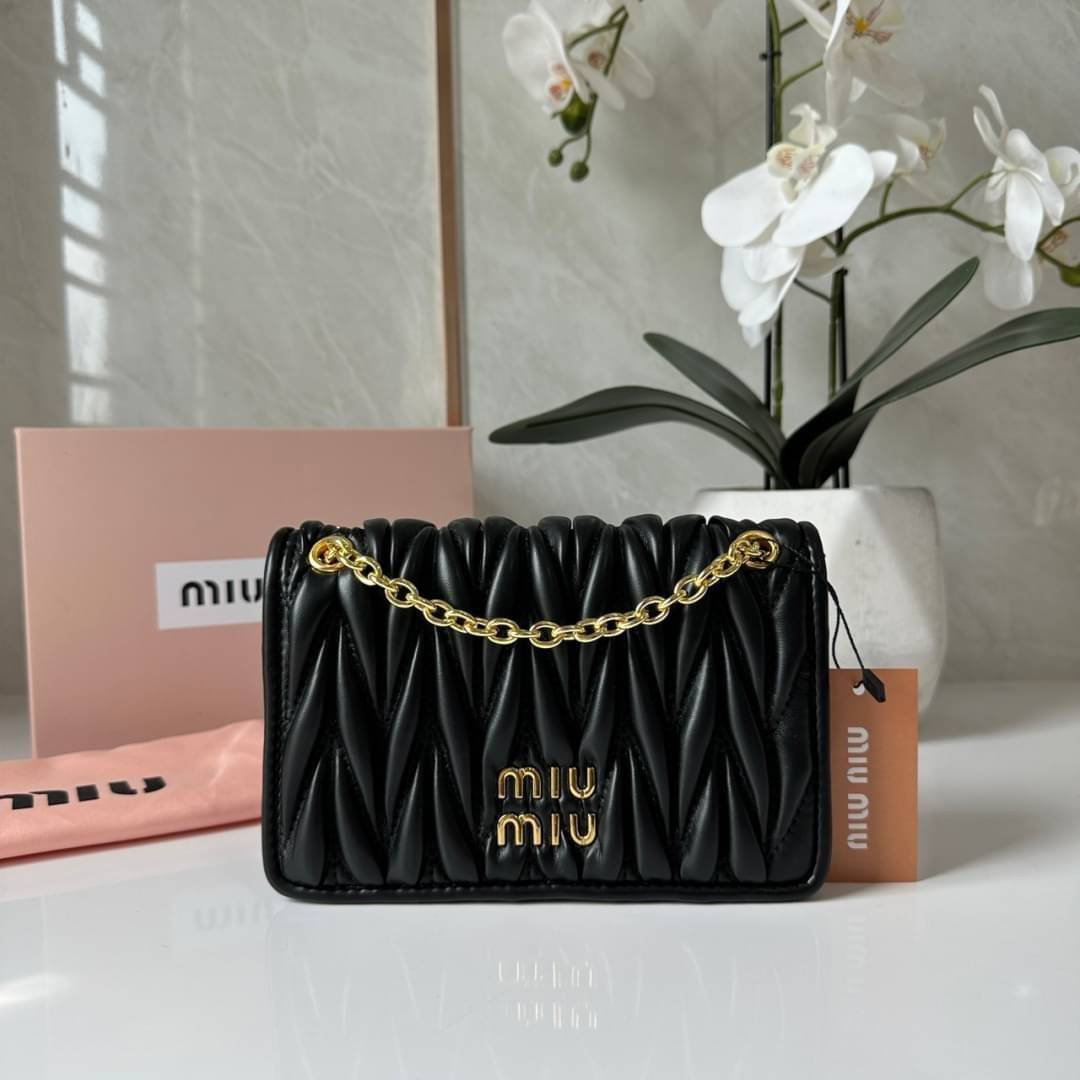 Miu Miu Matelassé Nappa Leather Mini Bag / Miu Miu Woman’S Bag Chain Mini bag กระเป๋ามินิรูปทรงสี่เหลี่ยมวัสดุหนังNappa มีความนุ่มมือและเงางาม