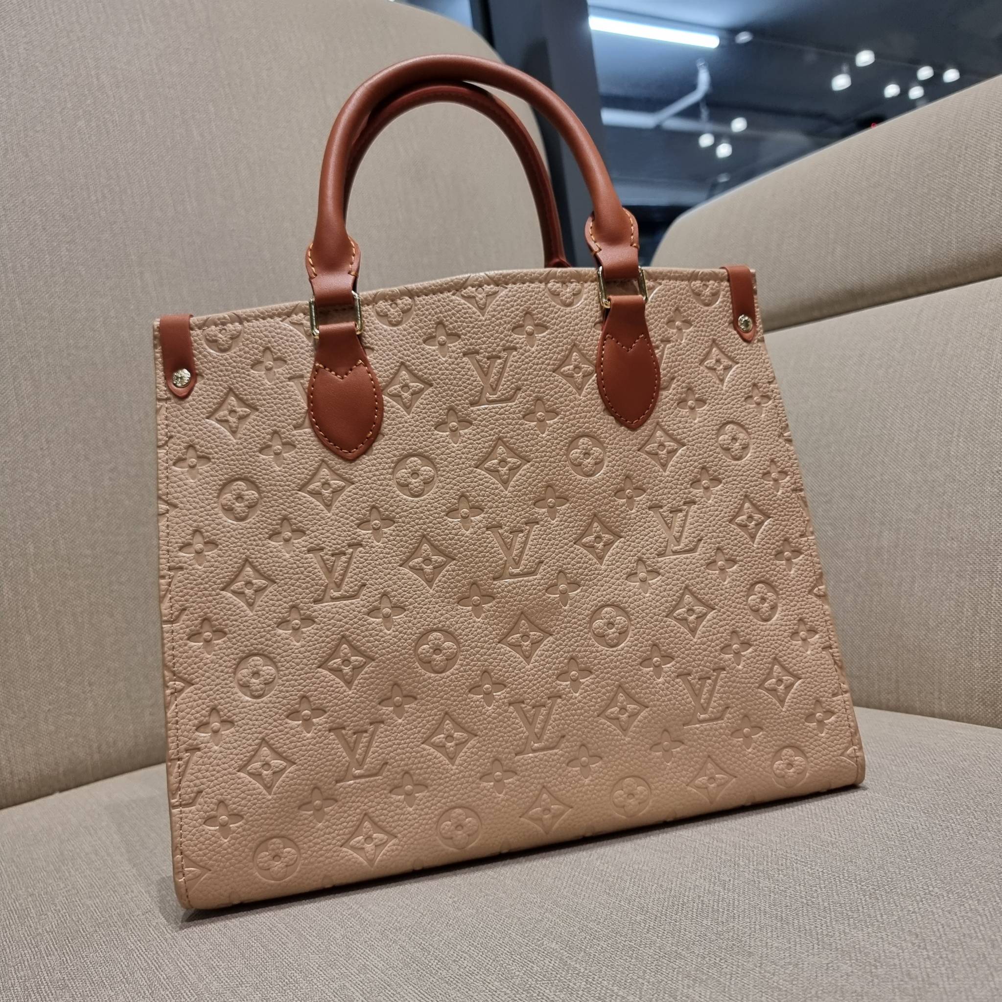 LV crossbody tote bag / LV Shopping Bag ดีไซน์สวยคม สมราคา ดูแพงไปอีก ด้วยดีเทลลายของหนัง crossgrain กระเป๋าทรงโท้ทคลาสสิค ผู้ดียืนหนึ่ง โทนสีใช้งานง่าย แมทช์ได้ทุกลุค มาพร้อมหูจับในตัว แบบหูหิ้ว และหูยาวสำหรับสะพายไหล่ เก๋มาก ชิคมาก ภายในโล่งกว้างมาก มีอ