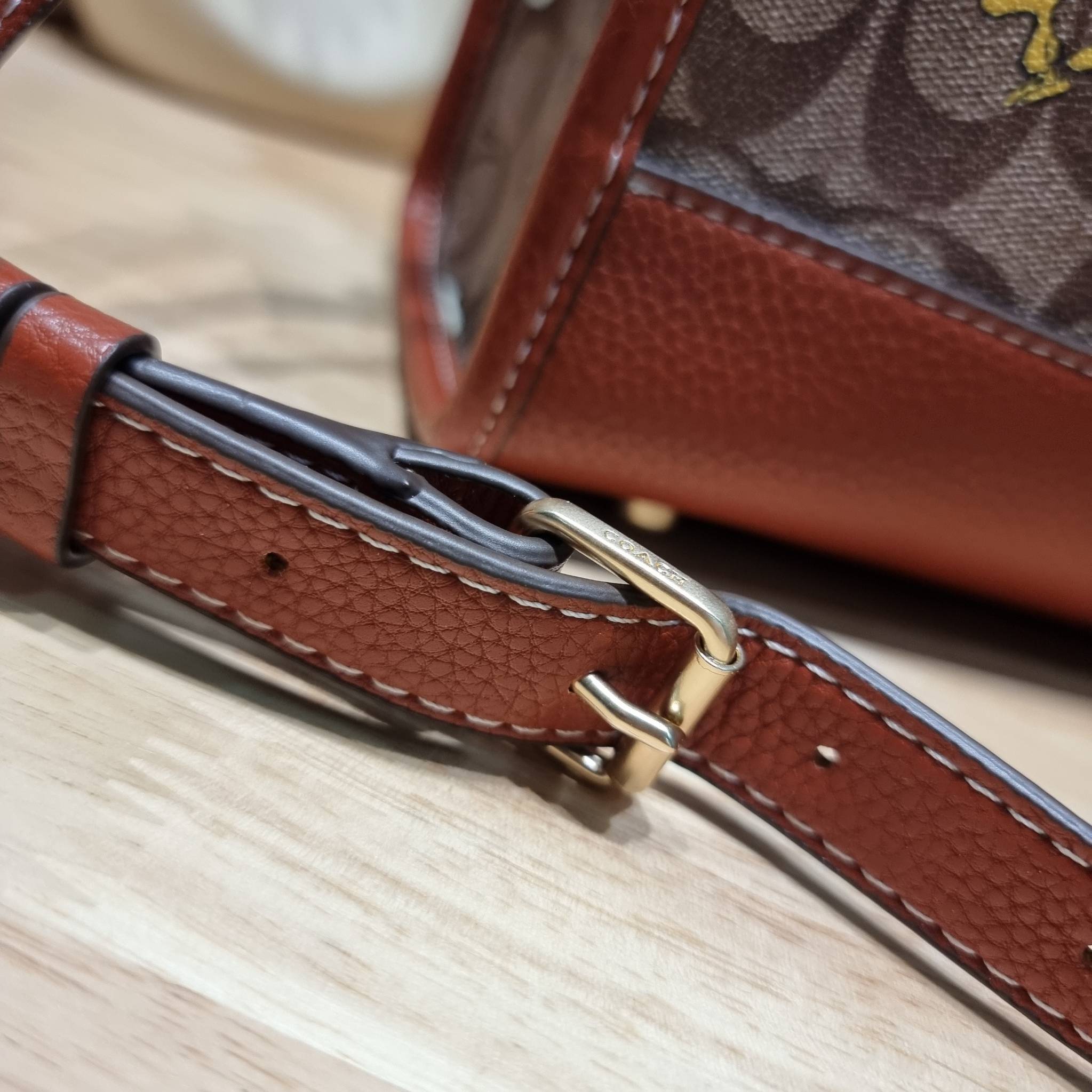 Coach X Peanuts Dempsey Carryall In Signature Canvas With Snoopy Woodstock Print CE862 คอลเลคชั่นใหม่ น่ารักเกินต้านไปมาก!! กับกระเป๋าทรงโท้ท ไซส์ใหญ่ ดีไซน์ลวดลายการ์ตูนยอดฮิต ที่ใครๆก็ต้องรู้จัก พิมพ์คมชัดลงบนหนังแคนวาส ตัดสลับด้วยหนัง pepble เพิ่มดีเทล