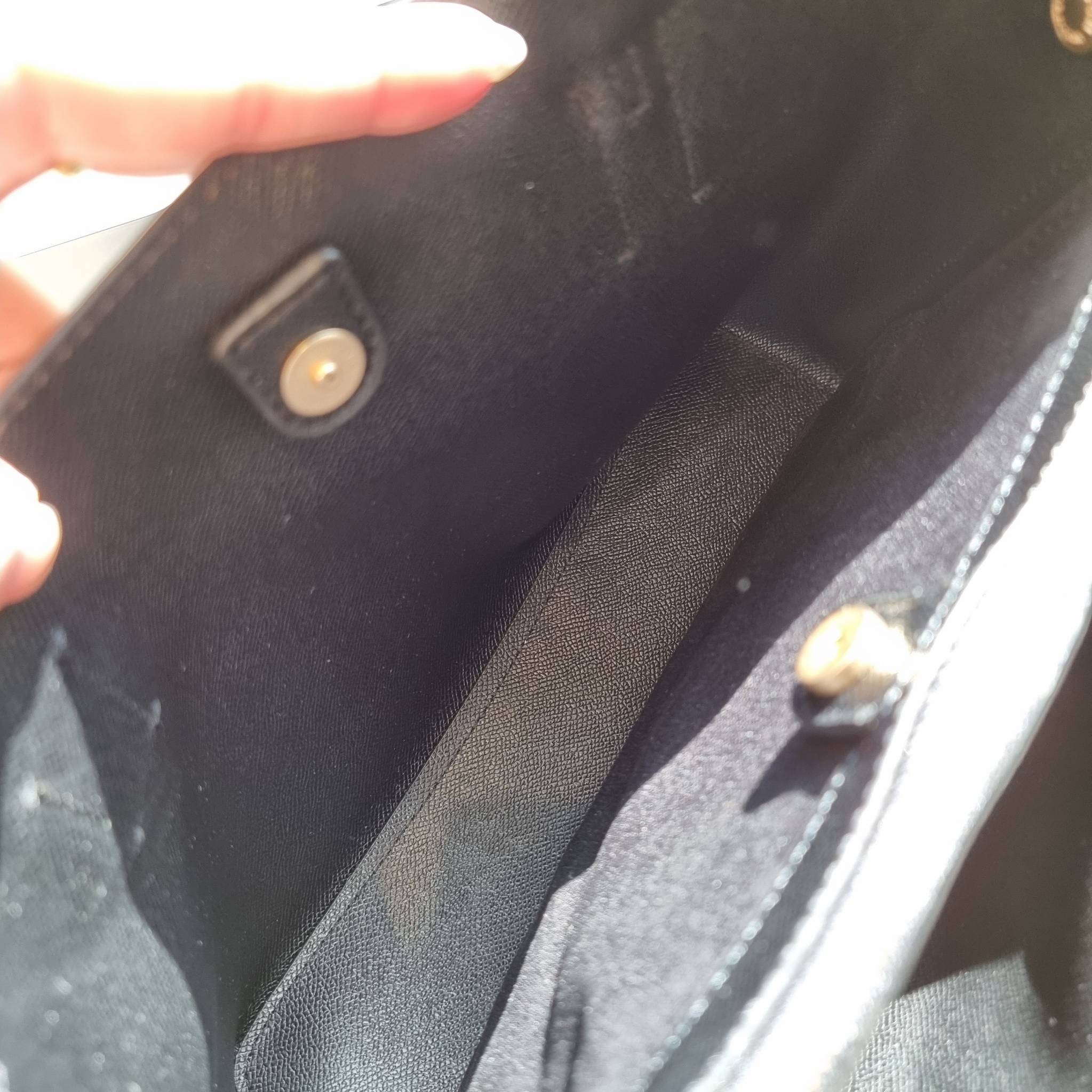 OUTLET 】COACH 73293 MINI AVENUE CARRYALL IN SIGNATURE CANVAS กระเป๋าสะพายรุ่นคลาสสิค คัมแบคแล้วจ้าแม่!! ไซส์กำลังสวย วัสดุหนังแคนวาสคุณภาพดี ด้านข้างเก็บทรงได้ เปิด-ปิดด้วยกระดุมแม่เหล็ก ใช้งานง่าย มีช่องซิป ใบนี้เห็นเล็กๆ แต่จุได้เยอะพอสมควรเลยน้า ɣ