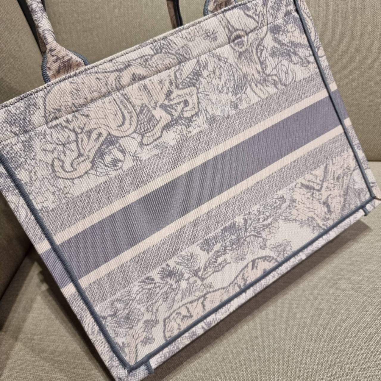 VIP 】HOT ARRIVAL!! DIOR CD SHOPPING BAG WITH GWP กระเป๋าทรงช้อปปิ้งใบใหญ่ จุใจ!! พรีเมี่ยมกิ๊ฟรุ่นดับเบิ้ลฮอต ดีไซน์คลาสสิควินเทจ สวยหรู วัสดุผ้าแคนวาสลายกราฟฟิค ภายในโล่งกว้างมากๆ ใส่ของจุสุดๆ โน้ตบุ้ค ไอแพด กระเป๋าสตางค์ มือถือ หรือเสื้อผ้ายังได้ สะพายค