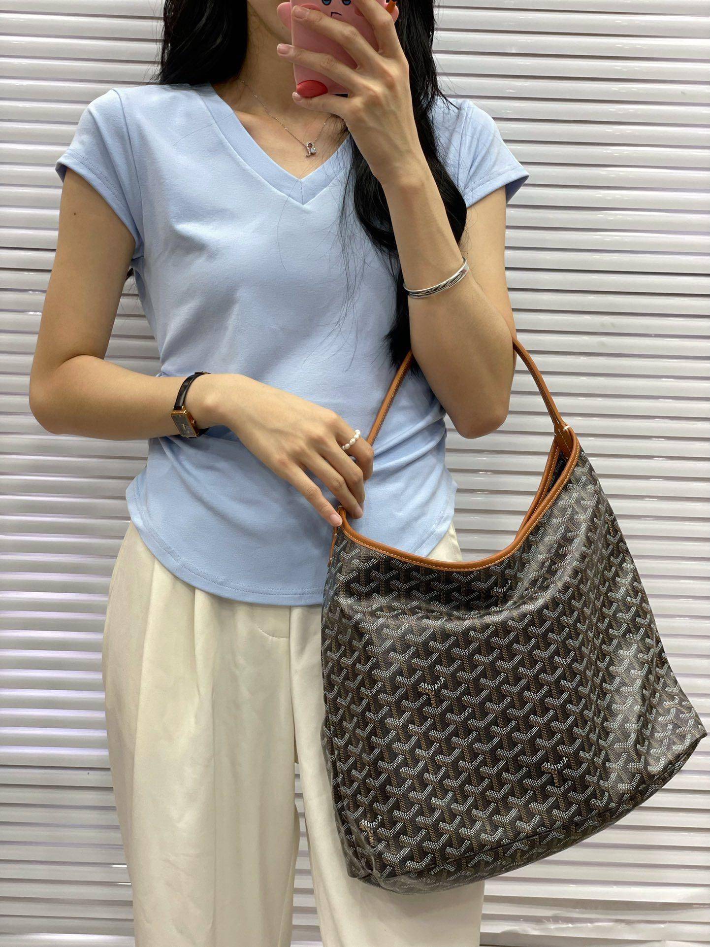 GOYARD BOHEME HOBO BAG / GOYARD HOBO กระเป๋าสะพายทรงโฮโบ ใบใหญ่จุใจ!! มาครบสีขายดี เลิศทุกสี รูปทรงคลาสสิค ดีไซน์เป็นเอกลักษณ์ วัสดุหนังแคนวาสพิมพ์ลายสวยคม ปากกระเป๋ามีซิปเปิด-ปิดกันของหล่นได้ ภายในโล่งกว้างมาก มาพร้อมสายคล้องในตัว ทนทาน สะพายสวยๆได้ทุกวั