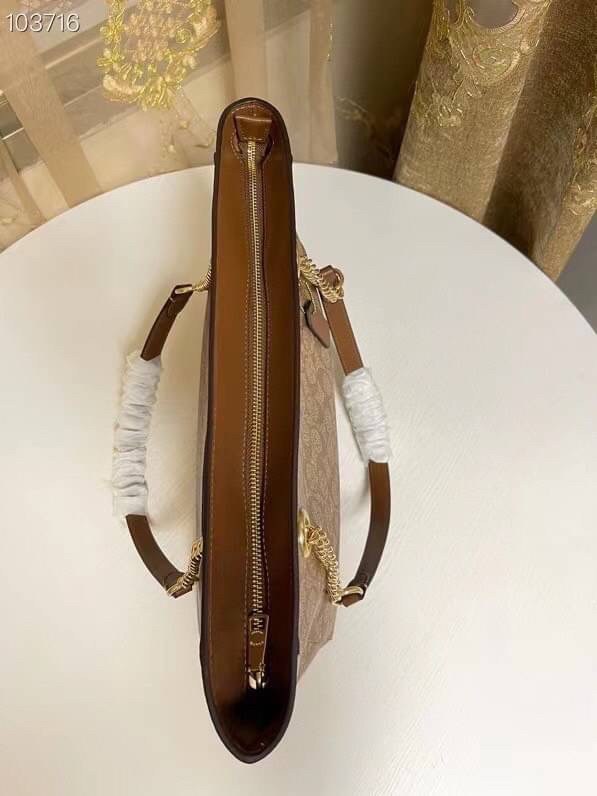 COACH Tote in Signature Canvas Bag กระเป๋าสะพายทรงช้อปปิ้ง สายกระเป๋าเป็นหนังสลับโซ่ทองสวยงาม เพิ่มความหรูหรา ภายในโล่งกว้างใส่ของได้เยอะมาก วัสดุ Canvas เคลือบลายซิกเนเจอร์และหนัง พร้อมซิปกลางเก็บของได้มิดชิดเลยค่ะ มี 3 สี น้ำตาล ดำ ขาว