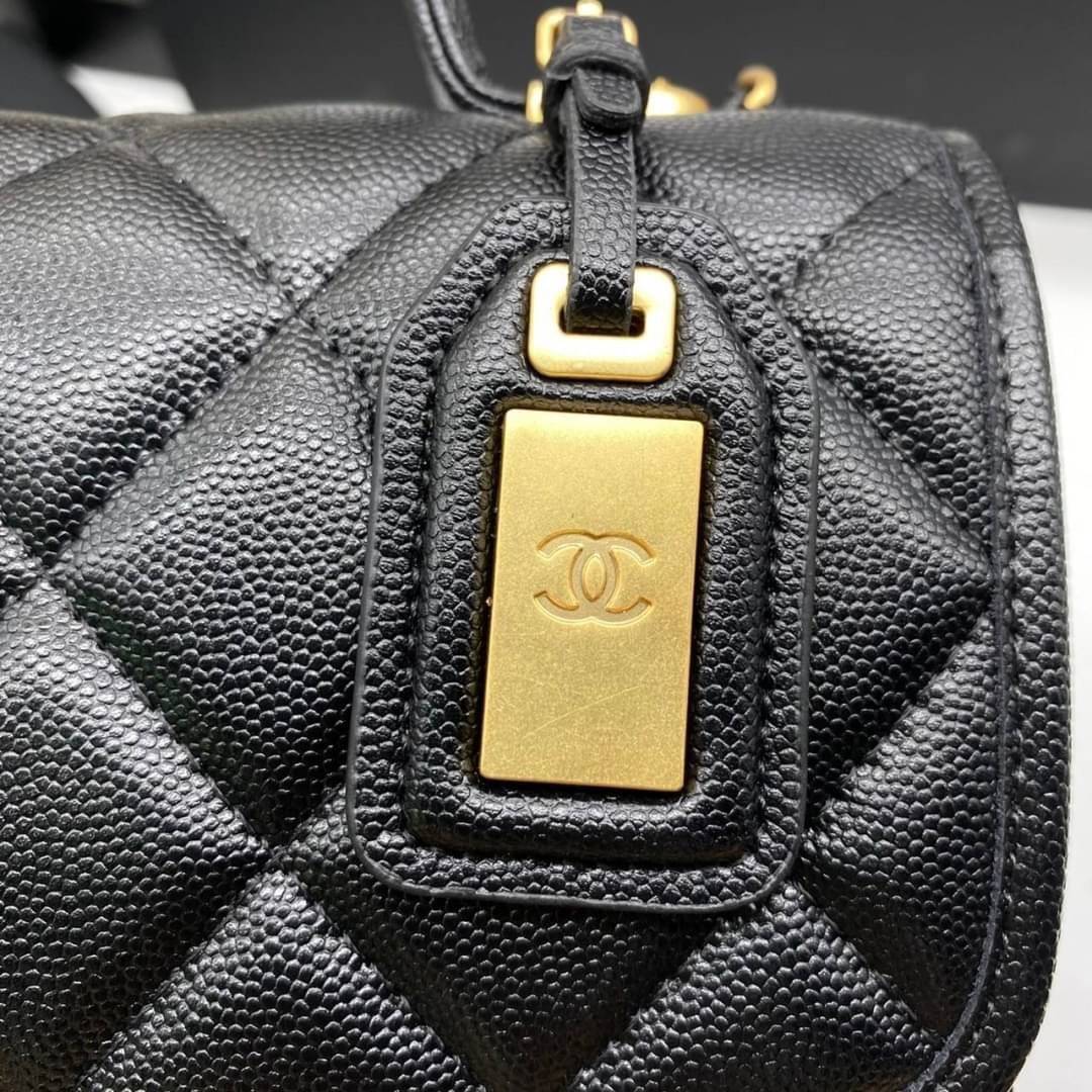 Chanel Mini Handle Flap bag / Chanel mini square flap bag with handle “school memory bag” เกรดออริจินอล กระเป๋าสะพายทรงเหลี่ยมมาใหม่ พร้อมหูหิ้วด้านบน งานหนังสวยมาก เปิดด้านหน้า หนังคาเวียร์ลายคลาสสิค รุ่นยอดนิยมไอเท็มฮิต