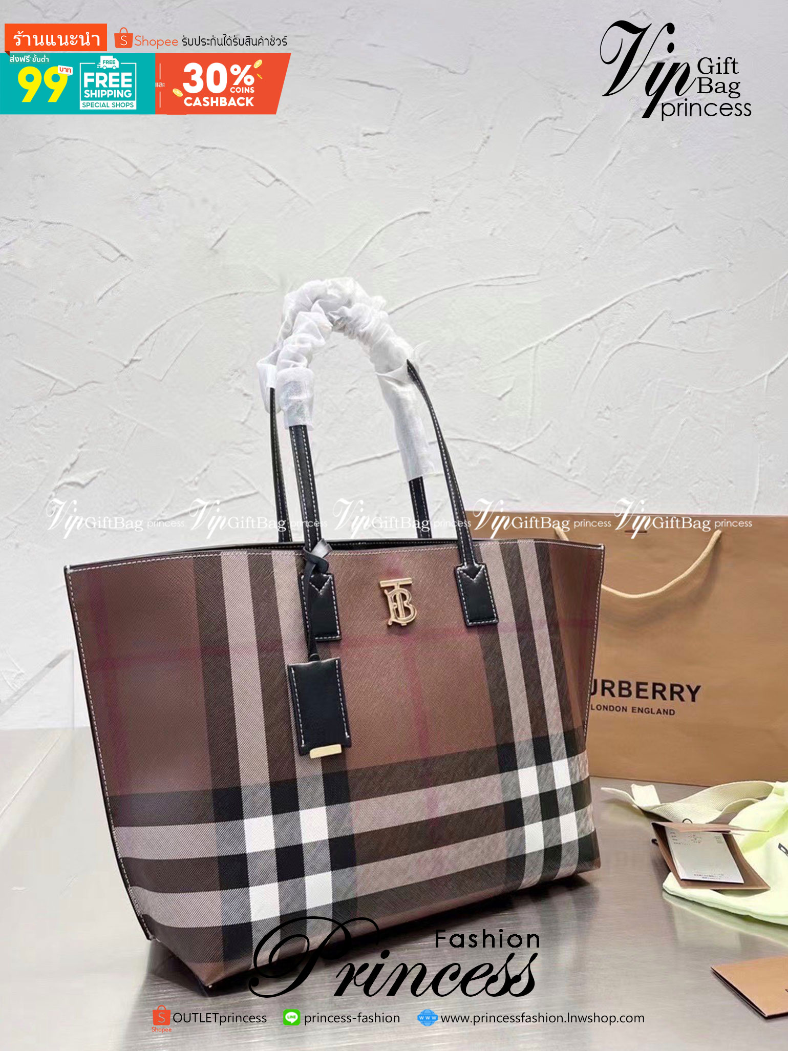 Burberry Check Leather Medium Tote / Burberry Tote Bag กระเป๋าช้อปปิ้งทรงโท้ท ใบใหญ่ หน้าติดอะไหล่แบรนด์สีทอง ช่องกว้างใช้งานง่าย ใส่ของได้เยอะเลยค่ะโดดเด่นด้วยลวดลายคลาสสิก วัสดุผ้าแคนวาส ภายในโล่งกว้างมาก ใส่ของได้สบาย หิ้วไปเที่ยวต่างจังหวัด สะพายไปต่า